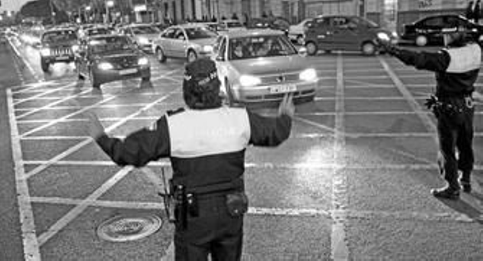 Dos agentes controlan el tráfico en uno de los puntos de acceso al centro durante la pasada campaña de Navidad.
