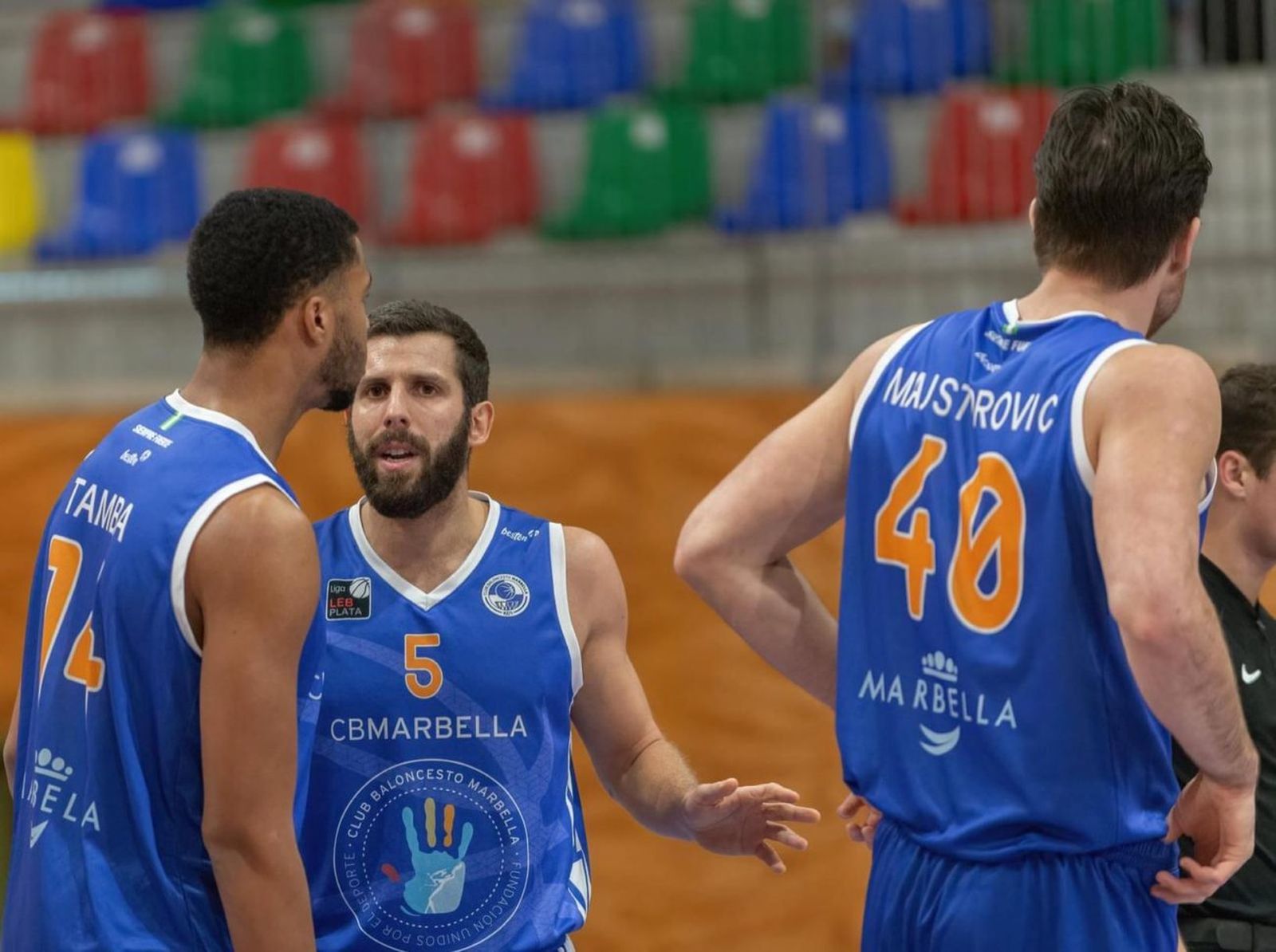 Adri Fuentes habla en un encuentro con Ismael Tamba.