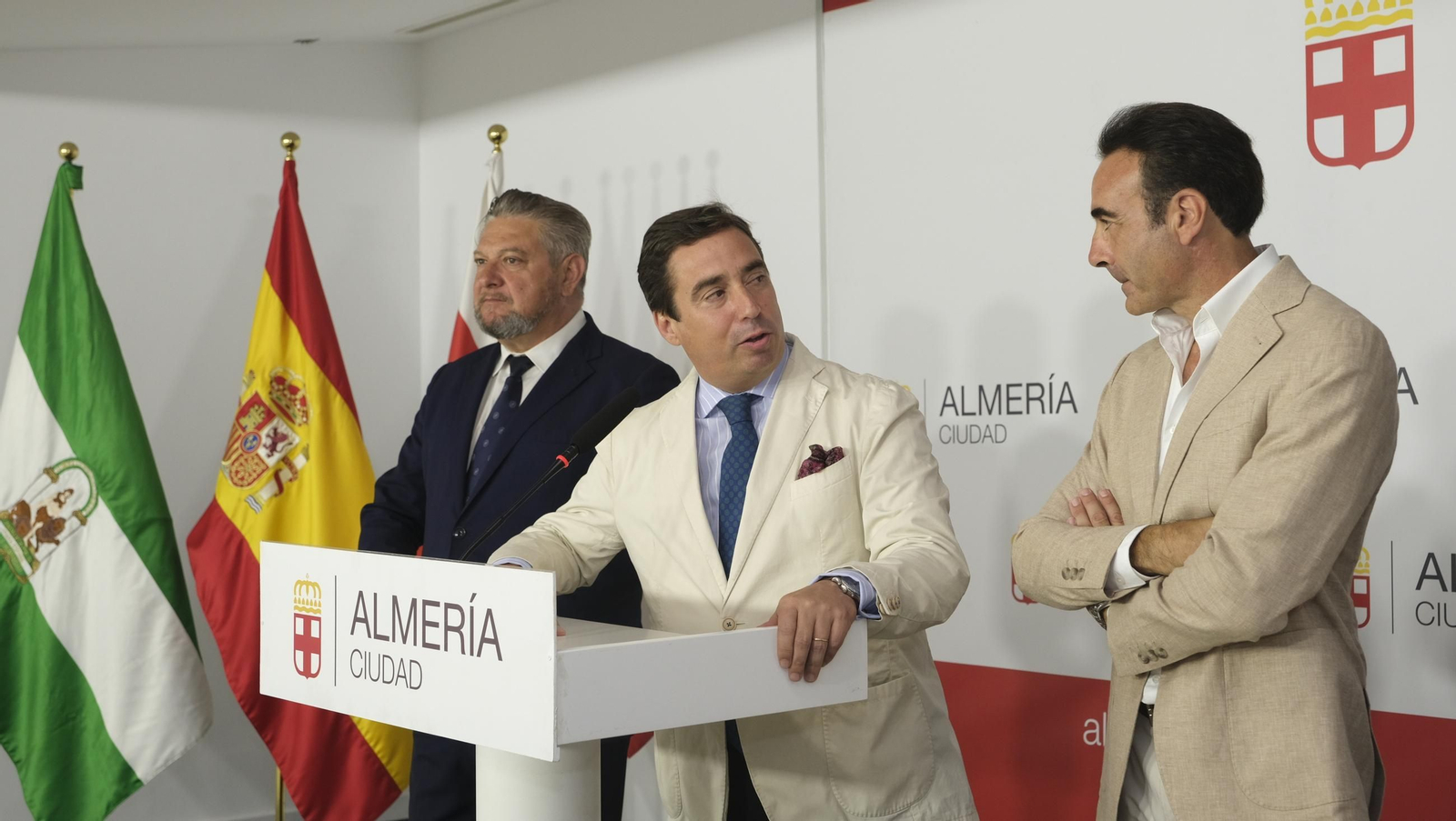 Presentación de la Feria taurina de Almería con Enrique Ponce en su despedida, en imágenes