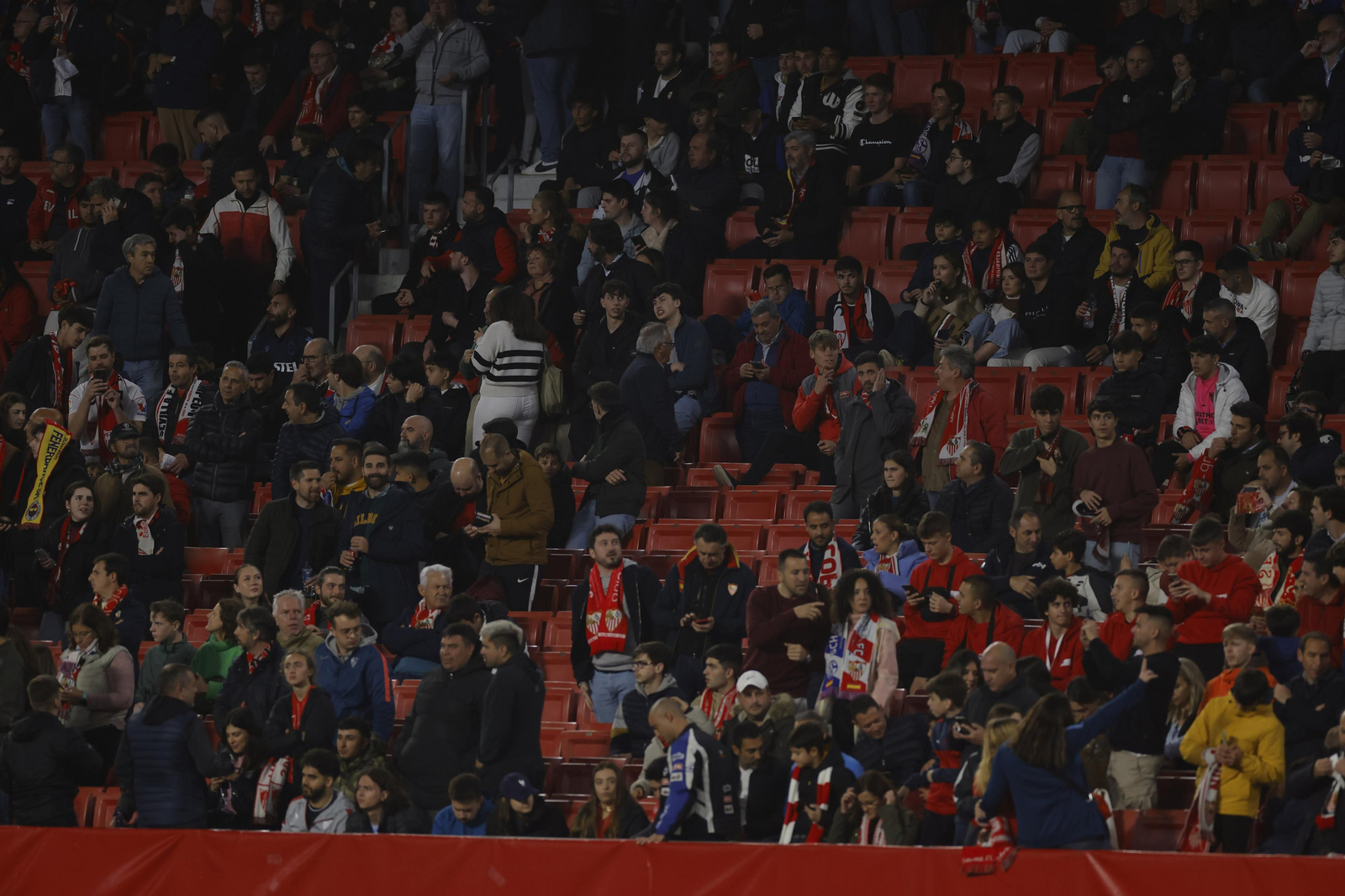 Búscate en las fotos del Sevilla-Fenerbahçe,