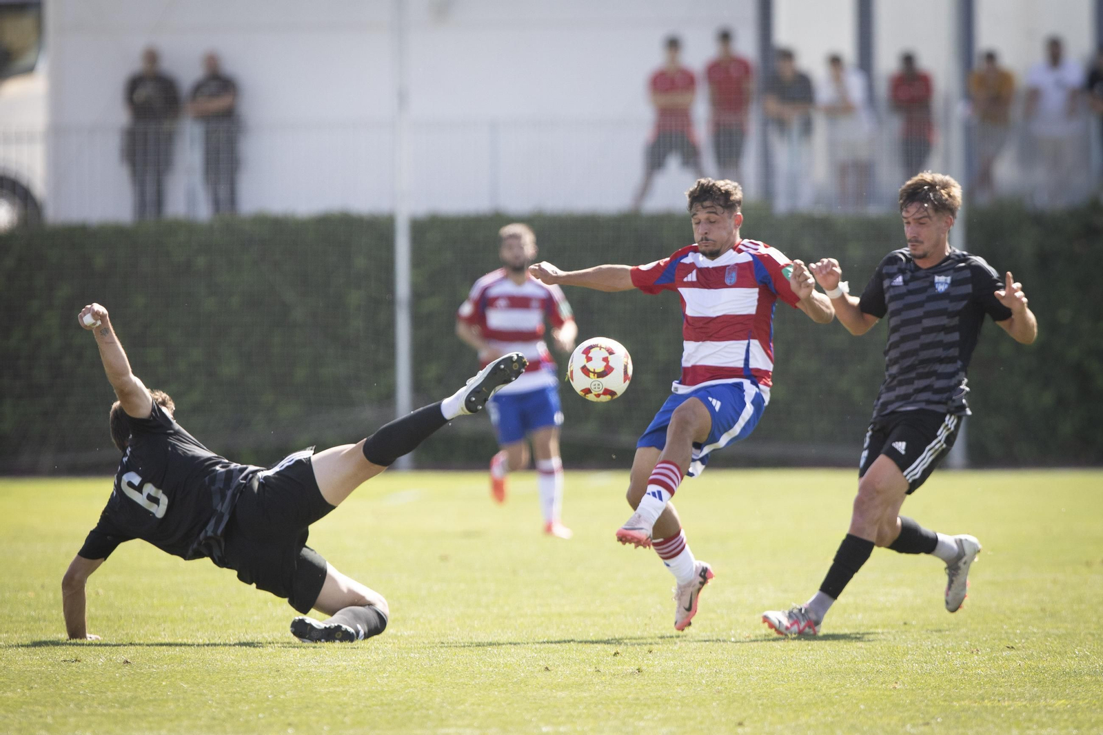 Rodelas trata de eludir a un jugador rival.