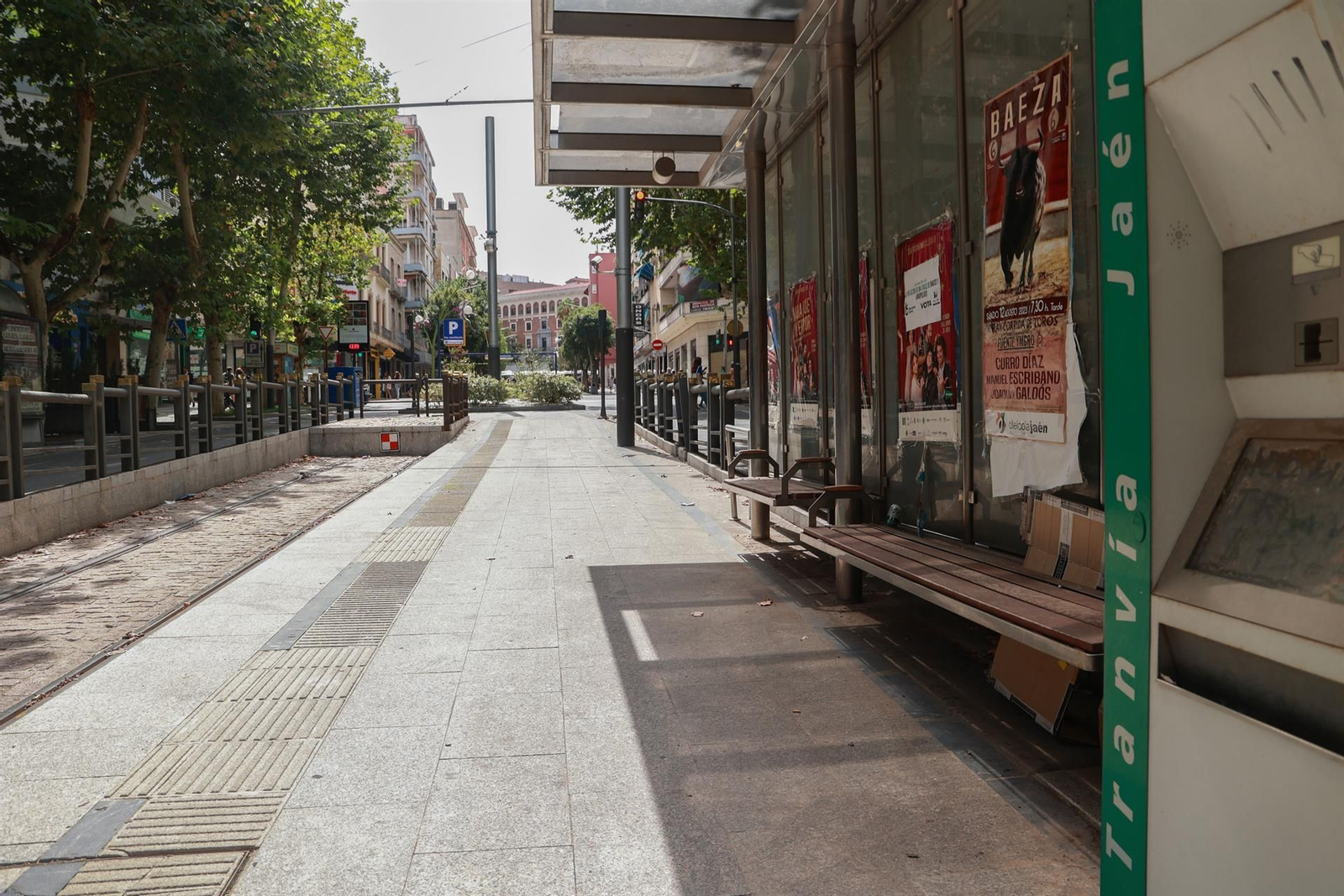 Parada del tranvía, sin uso y deteriorada.