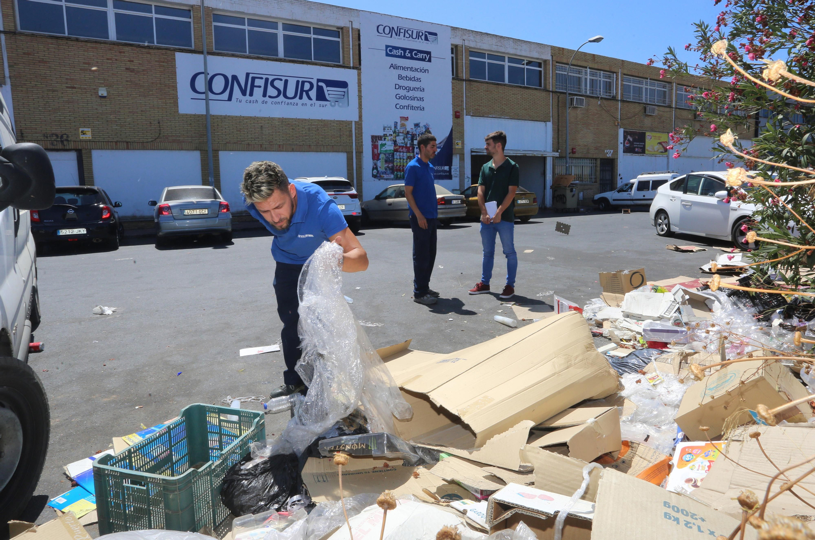 Imágenes de la acumulación de basura en el Polígono San Diego de Huelva