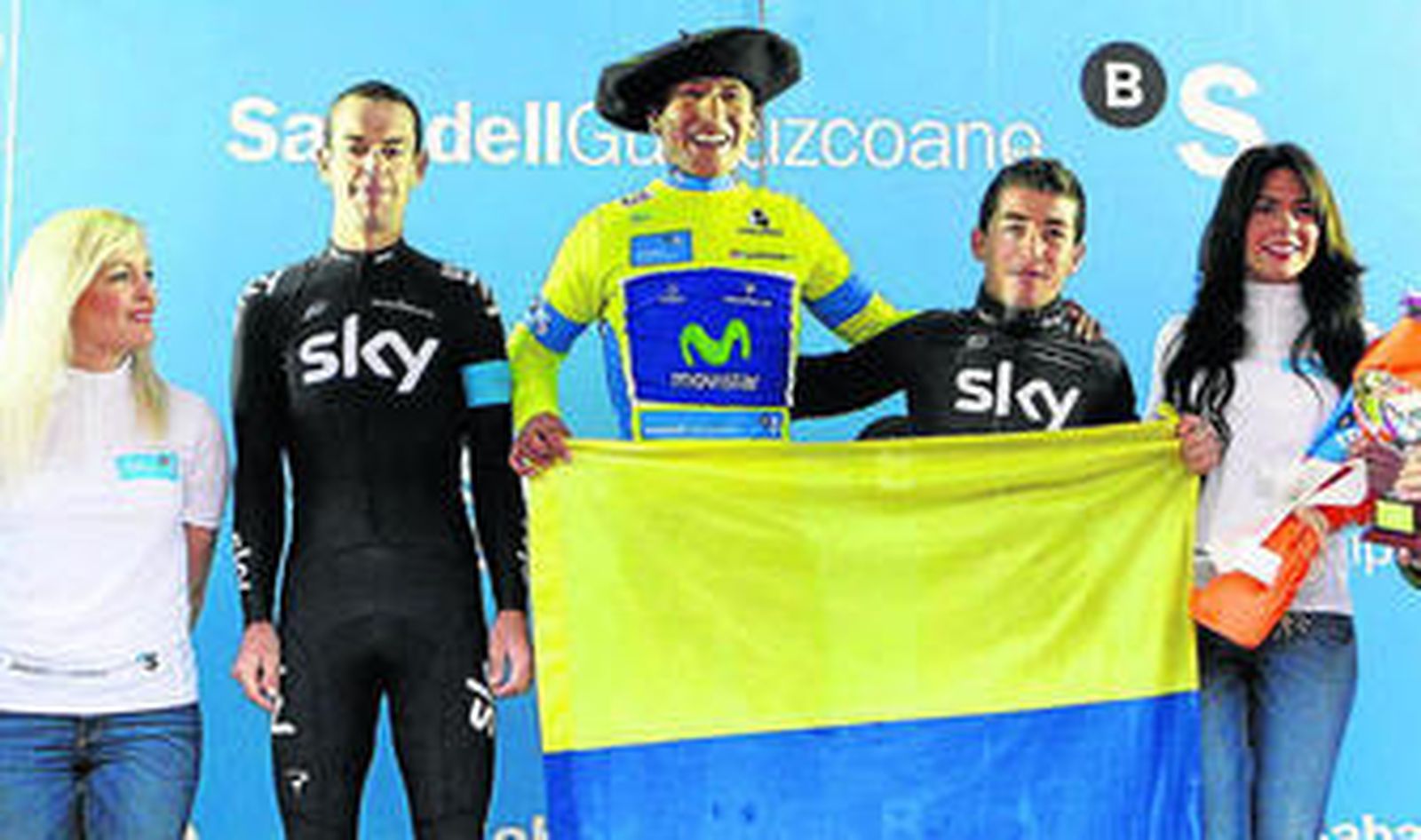 Nairo Quintana, vencedor final, posa en el podio junto a Richie Porte (izquierda) y Sergio Henao.