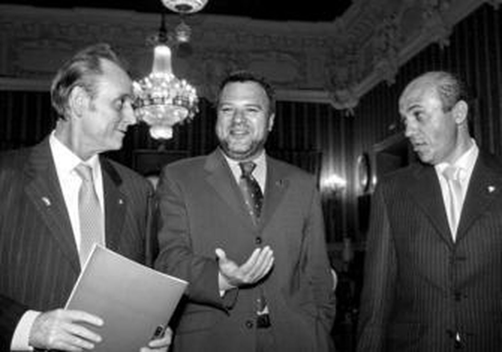 Lopera junto al alcalde, el día de la firma del convenio.