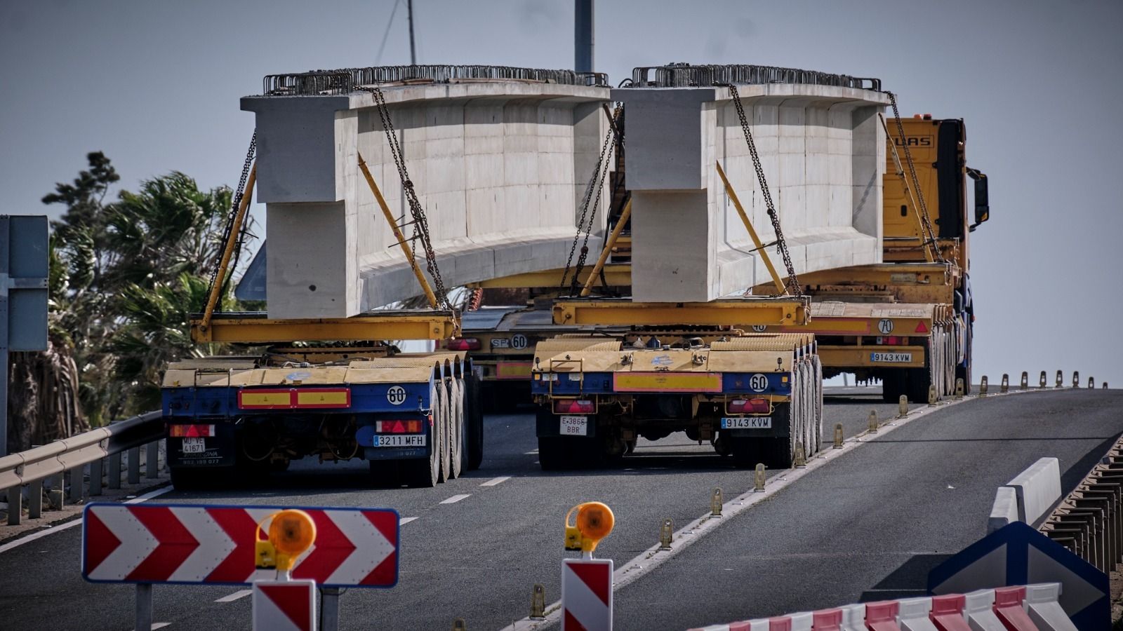 Imágenes de la colocación de una nueva viga sobre el vano 30 en el puente Carranza de Cádiz