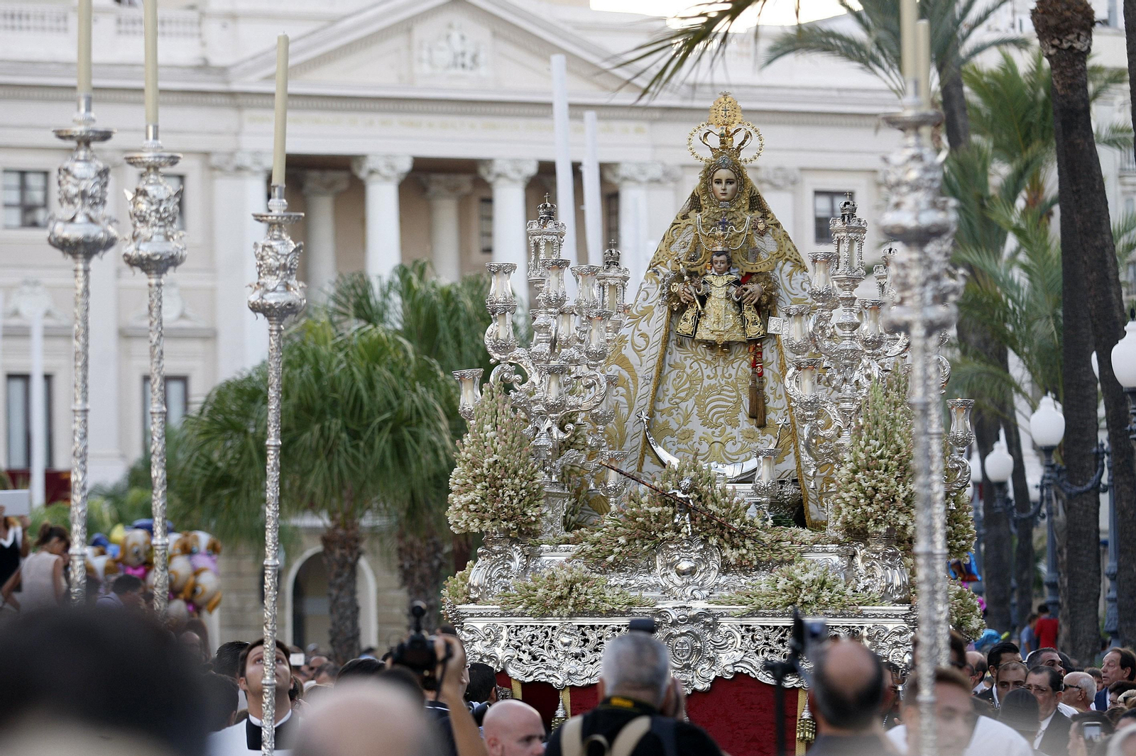 La procesión de la Virgen del Rosario, Patrona de Cádiz, discurre por la plaza de San Juan de Dios.