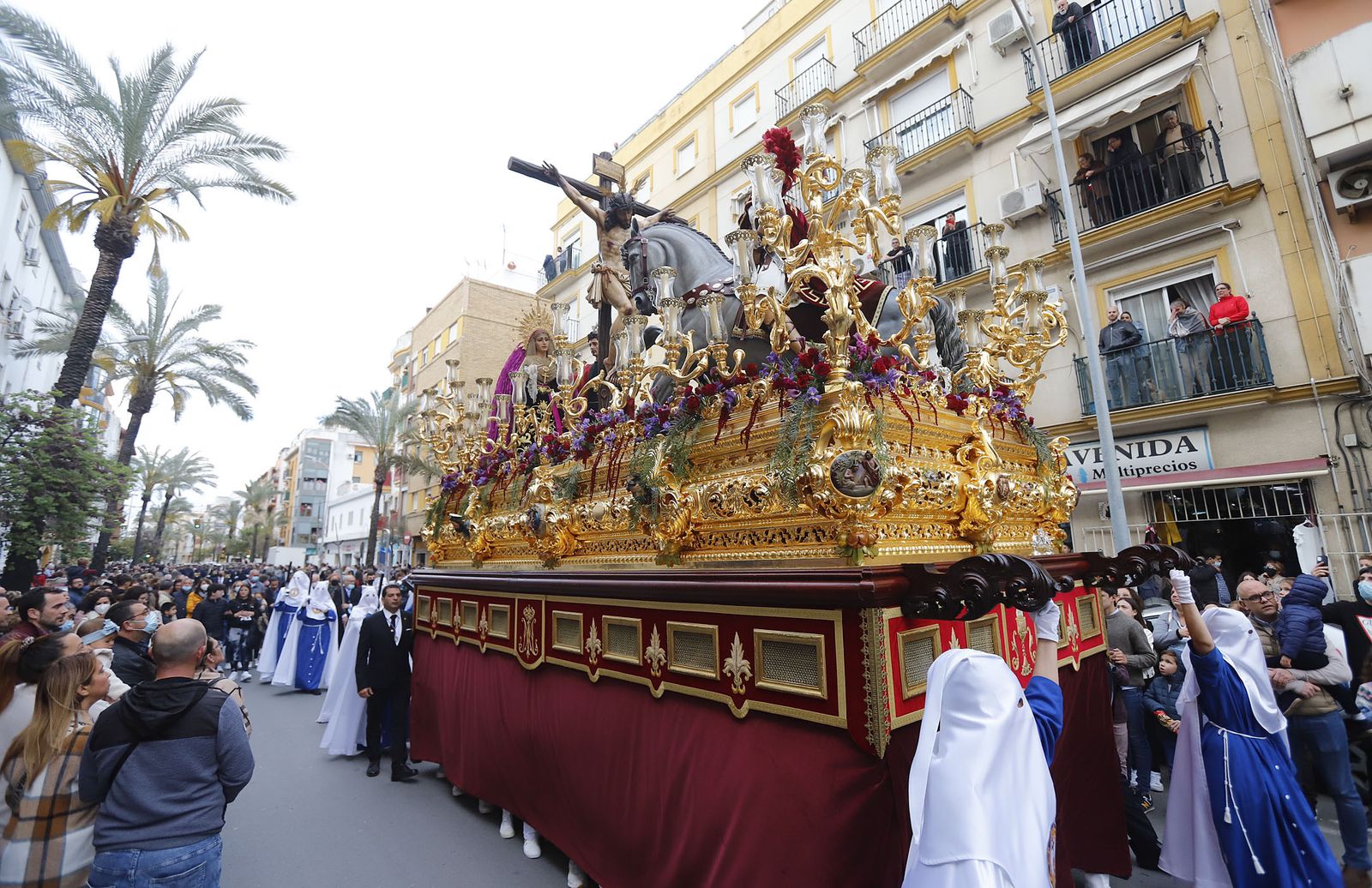 La Hermandad de la Sagrada Lanzada hace su estación de penitencia por las calles de Huelva