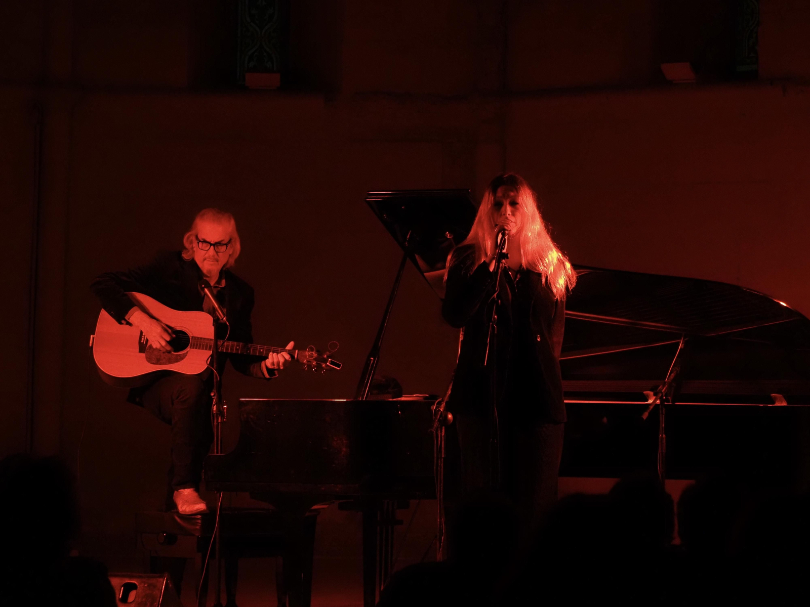 Las fotografías del concierto de Howe Gelb en la Iglesia de la Magdalena de Córdoba