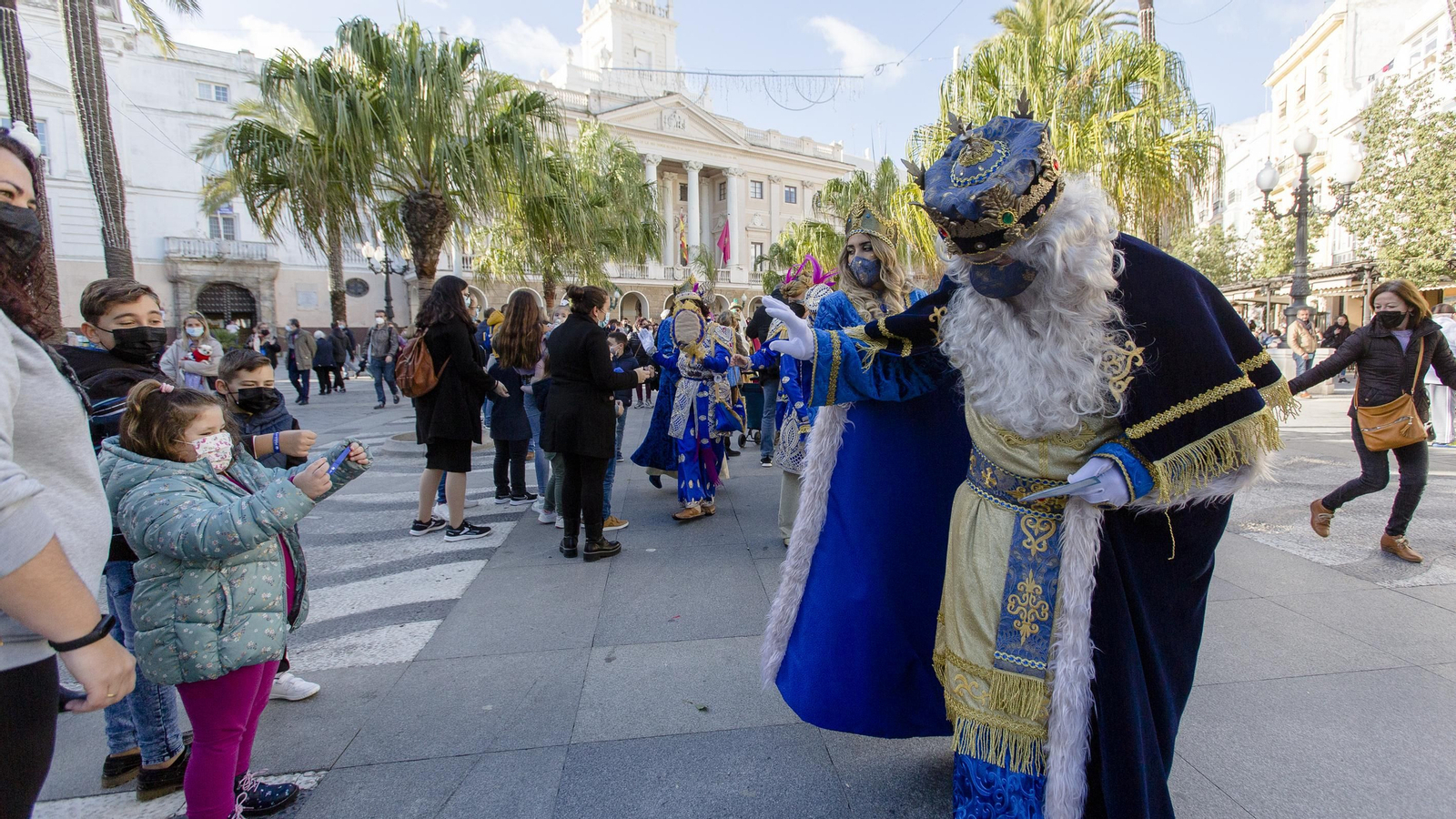 En imágenes: Los Reyes Magos recorren los barrios de Cádiz