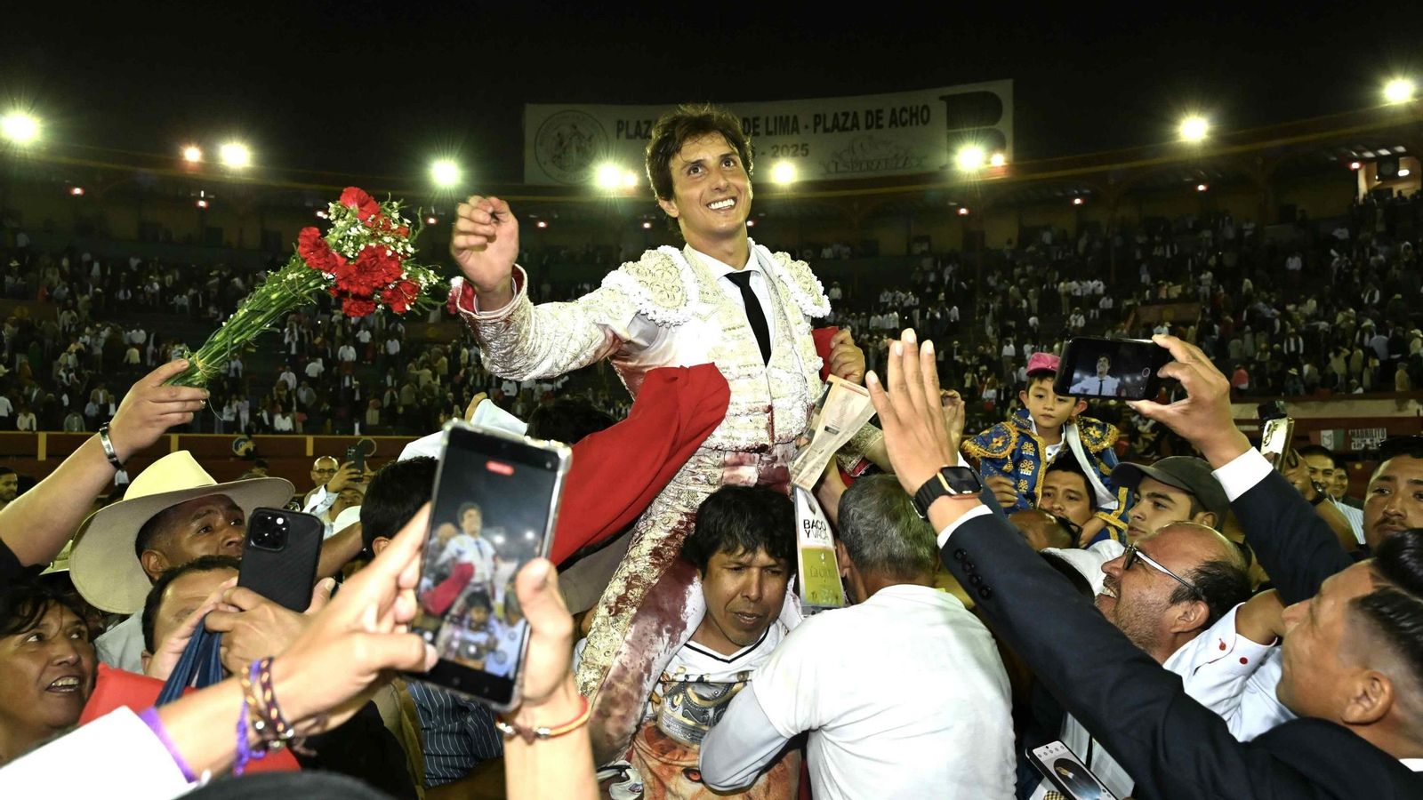 Roca Rey sale a hombros en su encerrona limeña este domingo.