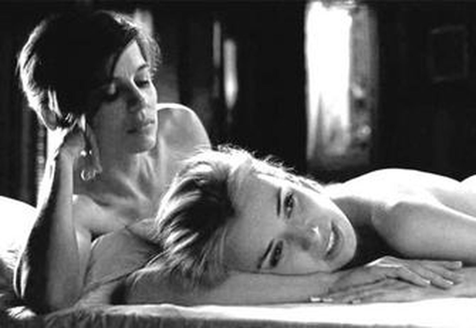 Elena Anaya (izq.) y Natasha Yarovenko en 'Habitación en Roma', presentada ayer fuera de la sección oficial.