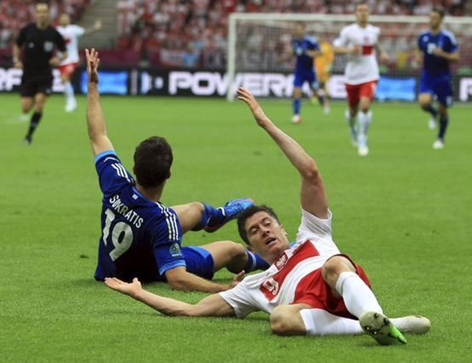 Polonia y Grecia empatan 1-1 en un interesante partido inaugural con dos expulsados, polémica y un penalti fallado.

Foto: EFE