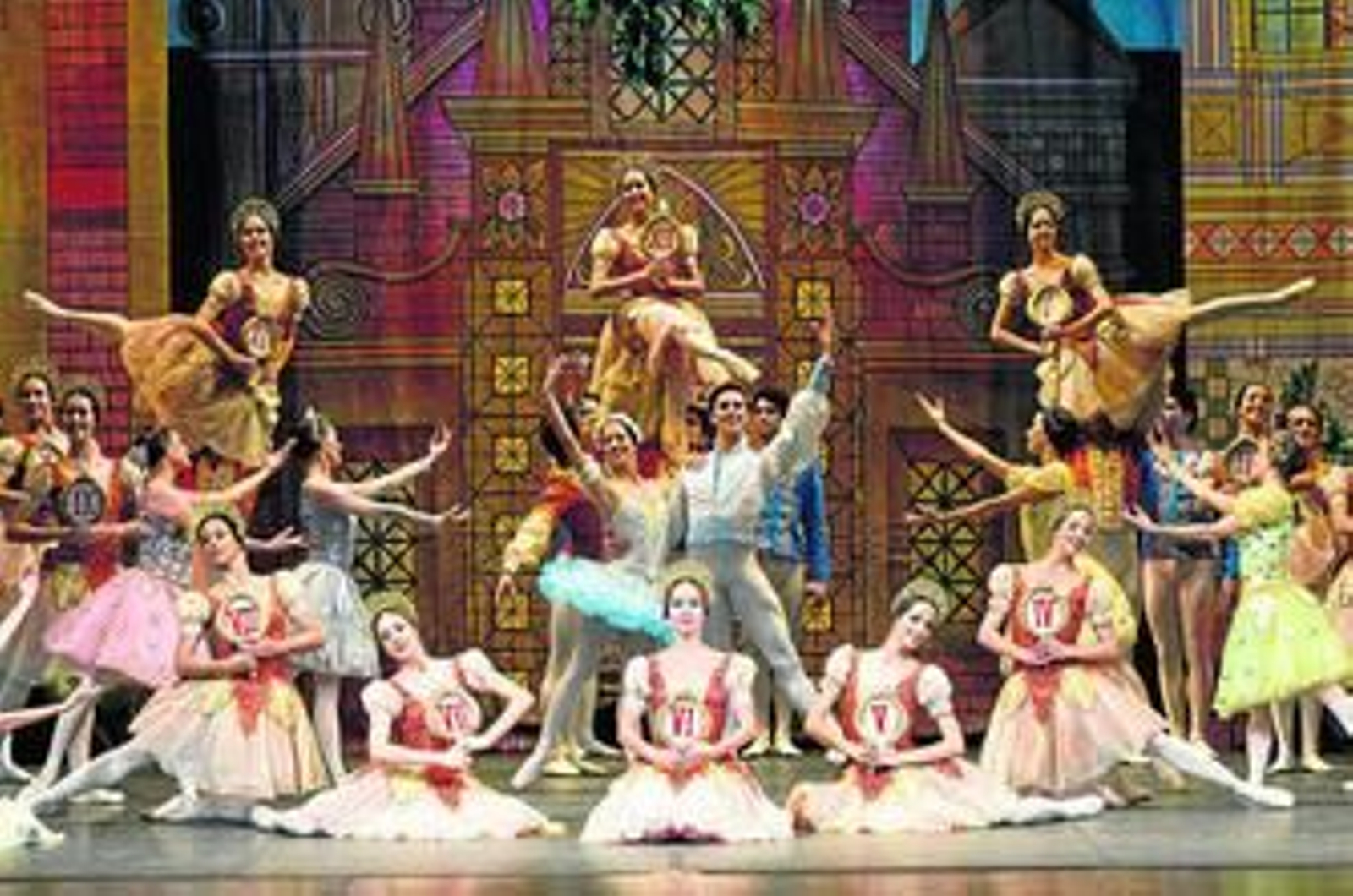 Representación del ballet 'Coppélia', ayer, en el Teatro Cervantes.