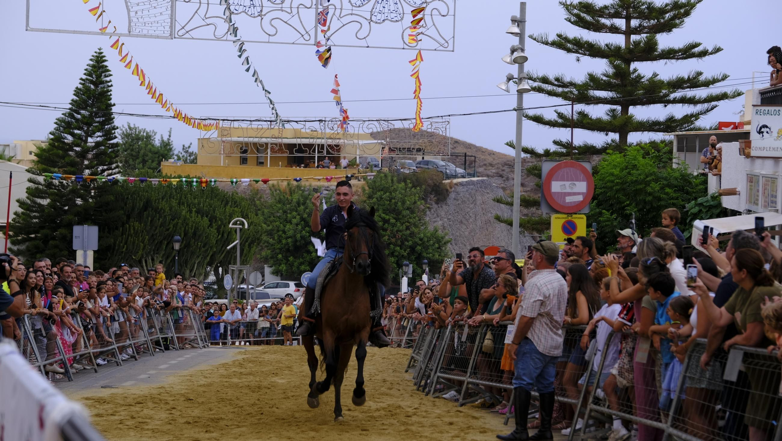 La popular carrera de cintas a caballo de las Fiestas de Mojácar, en imágenes
