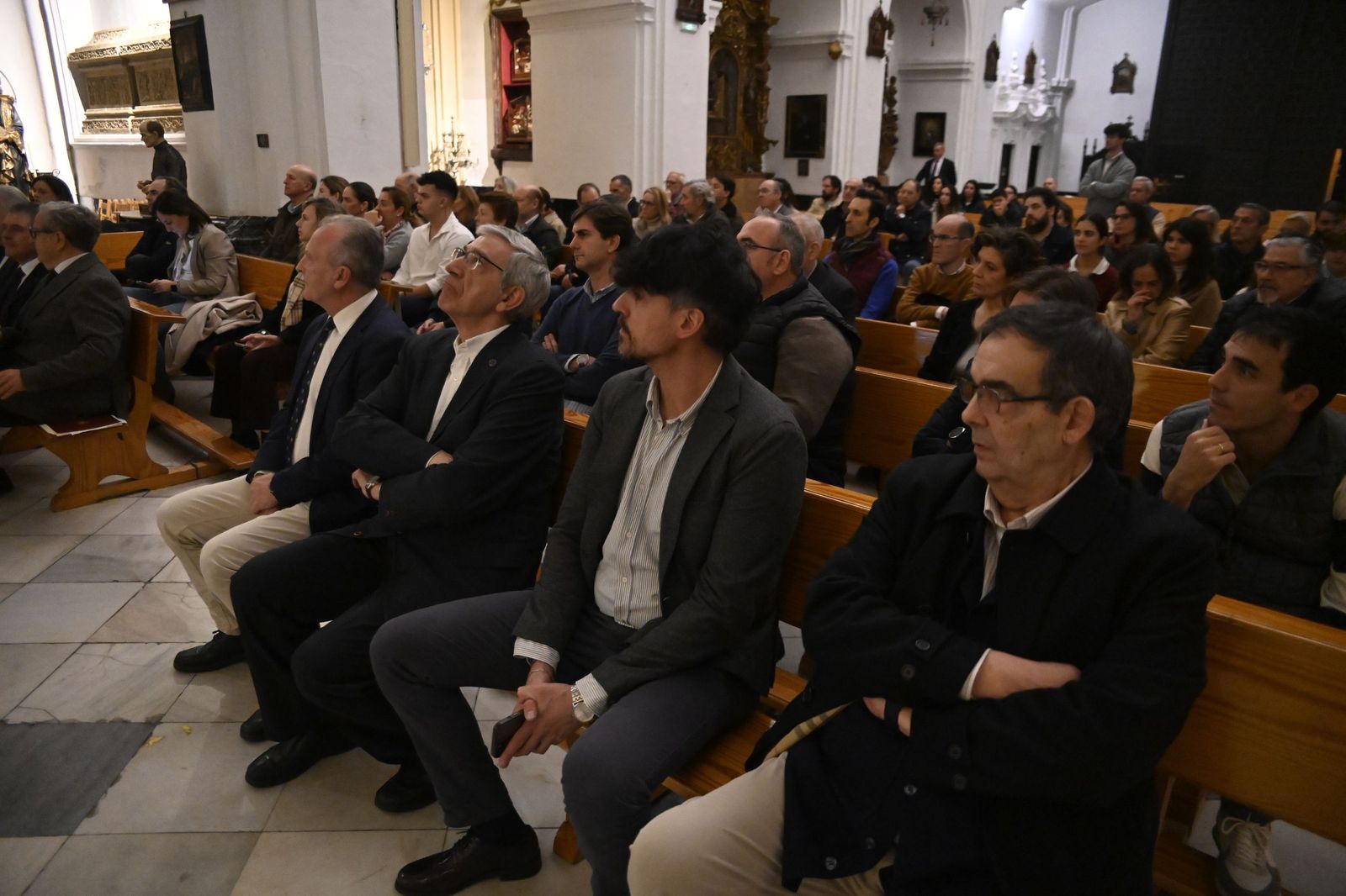 Las fotos de la presentación del manto de la Reina de los Mártires de Córdoba tras su restauración