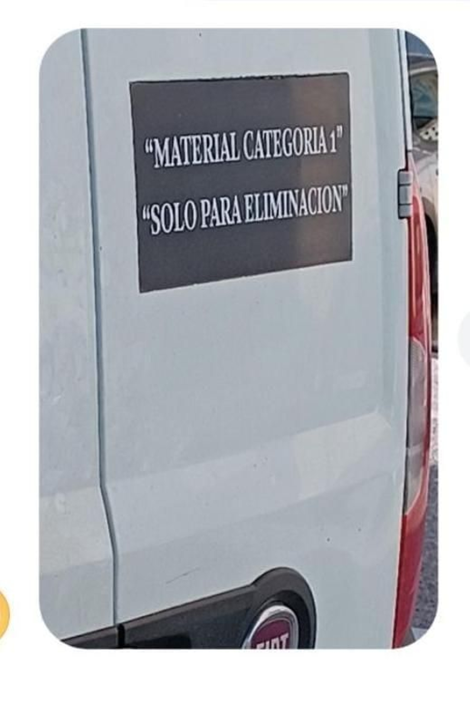 Este es el único cartel que llevaba la furgoneta que retiróel cadáver del gato.