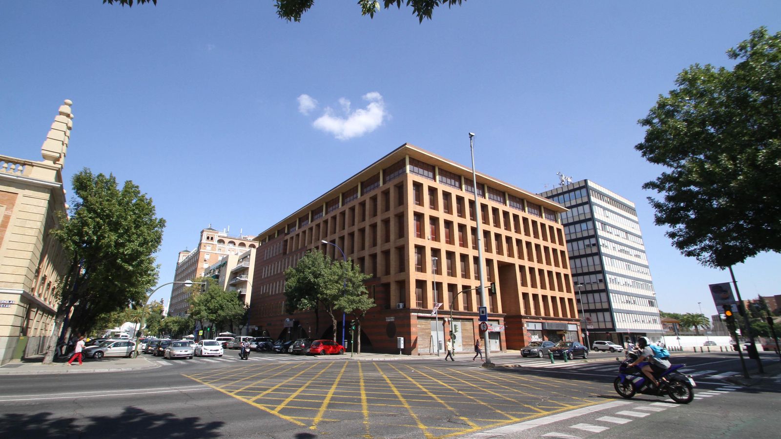 El edificio Sponsor se encuentra en la avenida de la Raza.