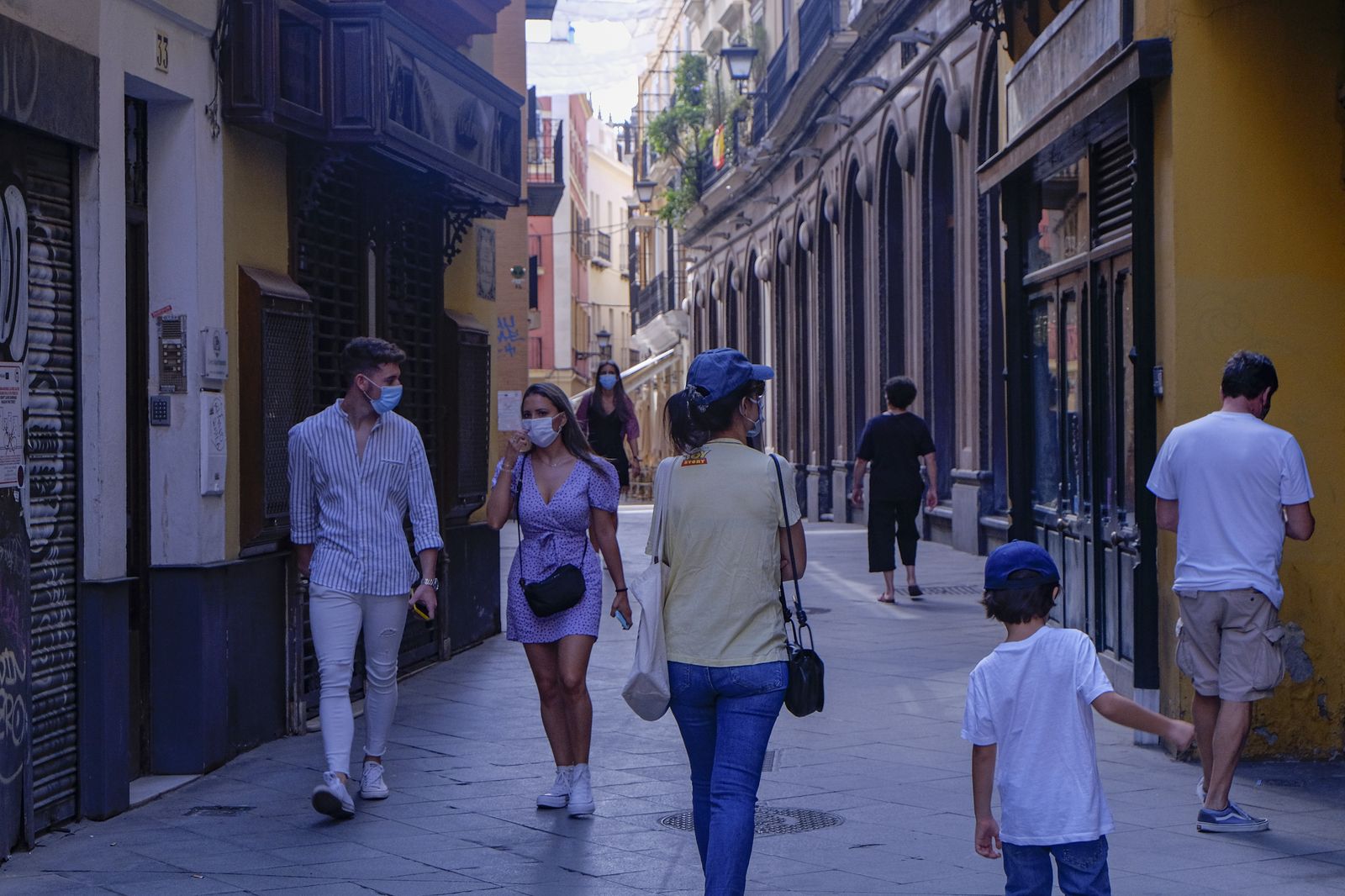Ciudadanos con mascarilla por las calles de Sevilla.