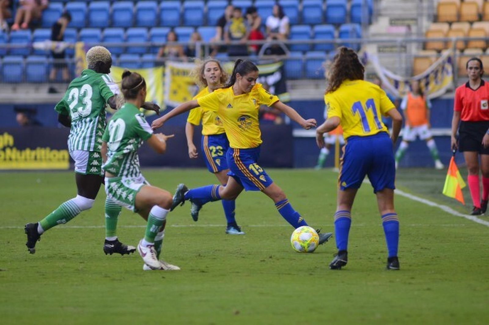 Teresa Mérida, con el balón en un partido del Cádiz femenini.