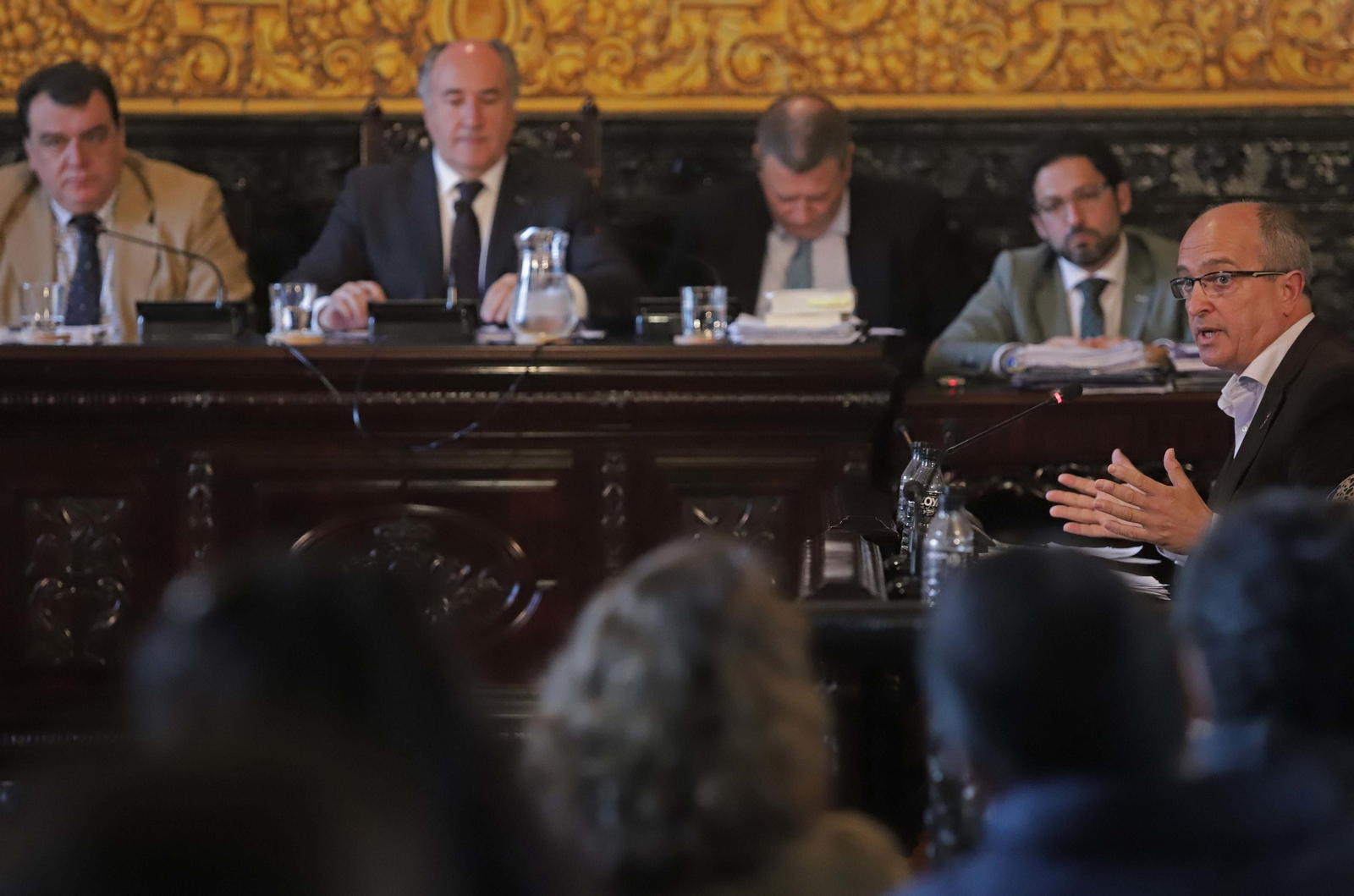 Fernando Silva interviene ante la mirada del alcalde, José Ignacio Landaluce.