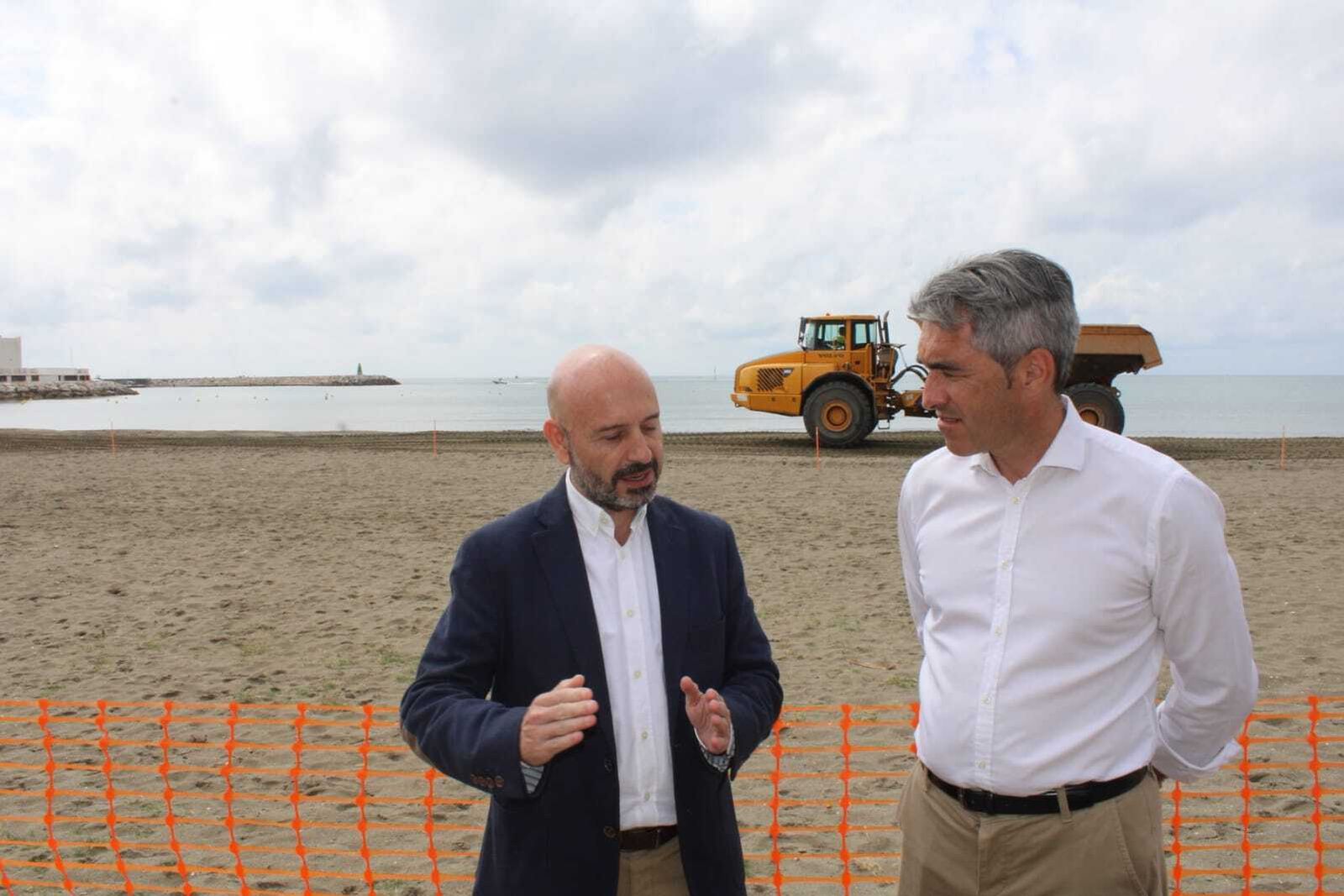 A la izquierda, el subdelegado del Gobierno en Málaga, junto con el alcalde de Benalmádena