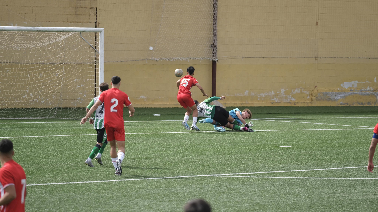 Choque entre Bruno y el bético Rodrigo en un lance del partido disputado en el Francisco Pomedio.