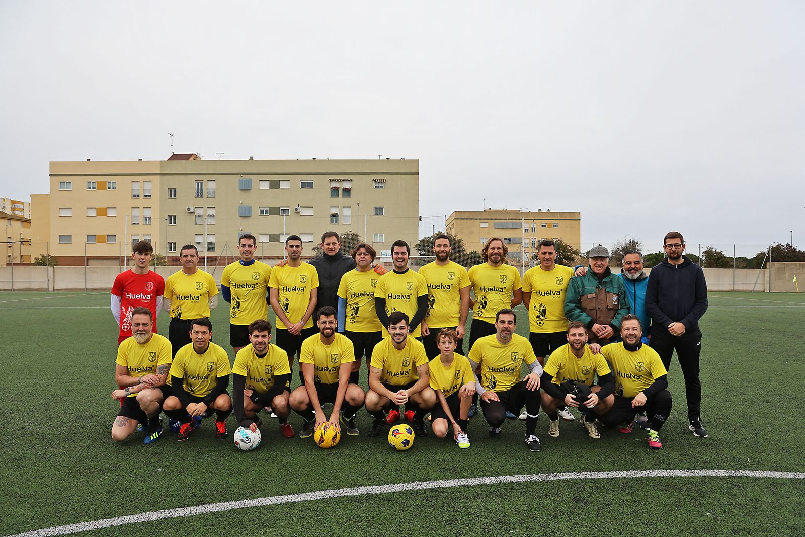 Periodistas y políticos disputan su tradicional partido navideño de fútbol
