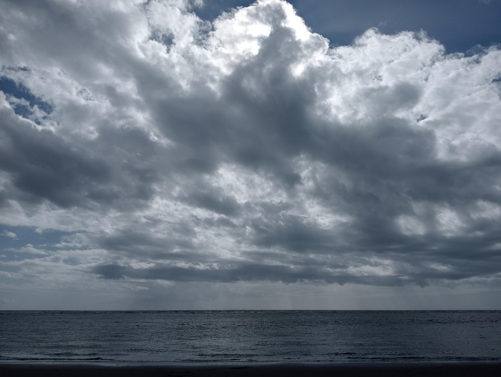 Imágenes de la playa de El Portil tras el temporal de viento y lluvia de ayer en Huelva