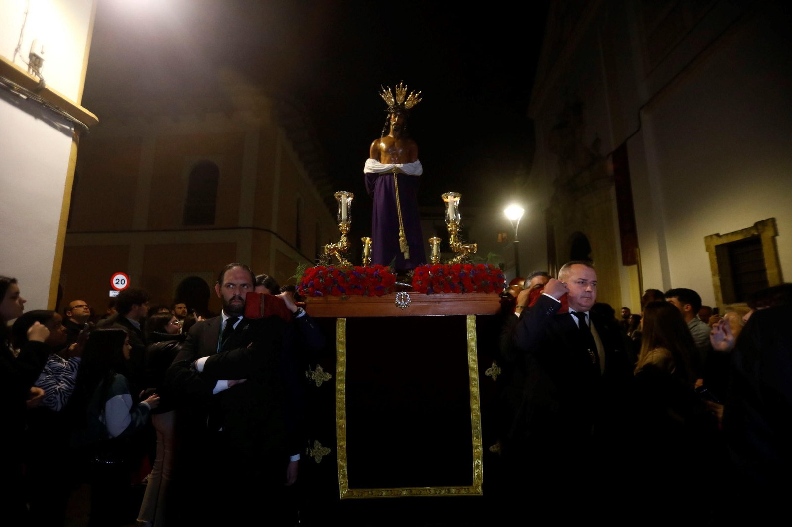 El Vía Crucis del Señor de las Penas de Córdoba, en imágenes.
