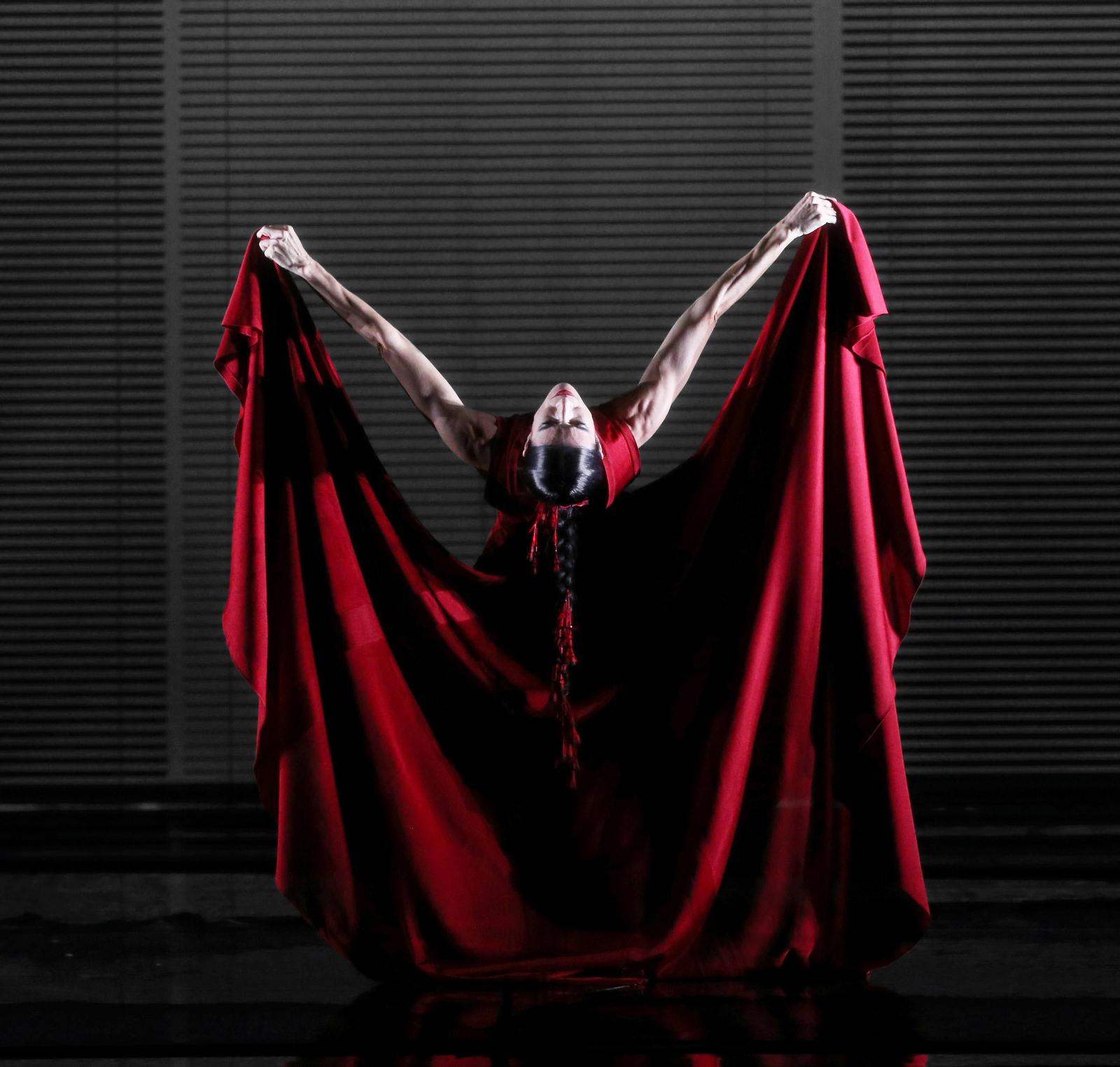 En su nuevo montaje estrenado en Nueva York, la granadina reflexiona sobre como ser bailarina y mujer hoy.