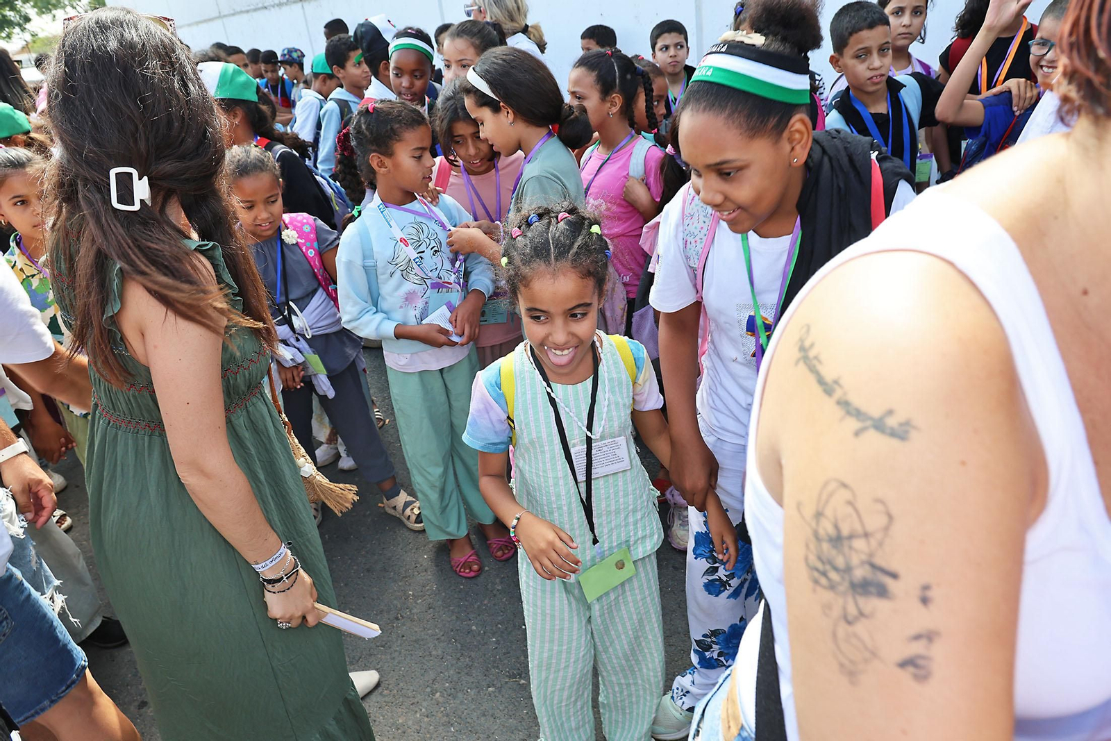 Imágenes del recibimiento a los  niños procedentes de los campamentos saharauis que pasarán sus vacaciones en Huelva