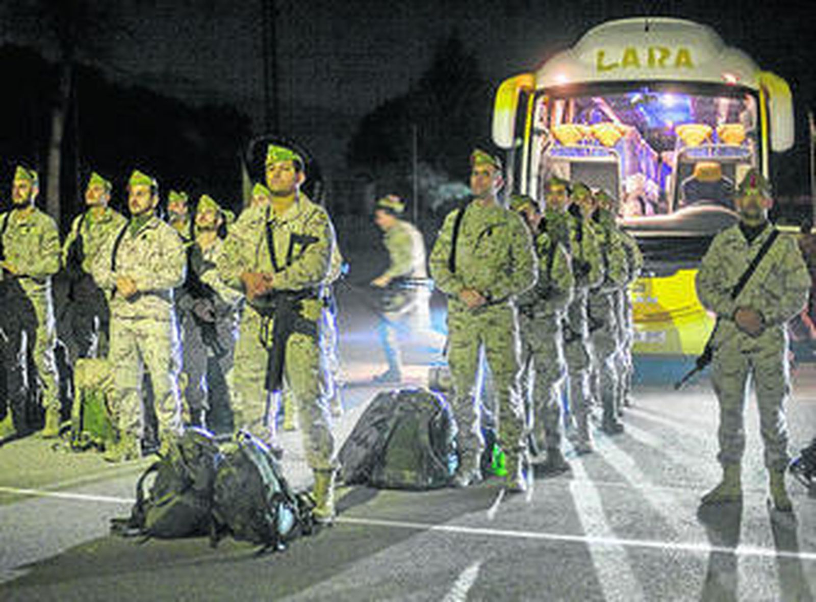 Los efectivos del acuartelamiento de Ronda partieron de madrugada.