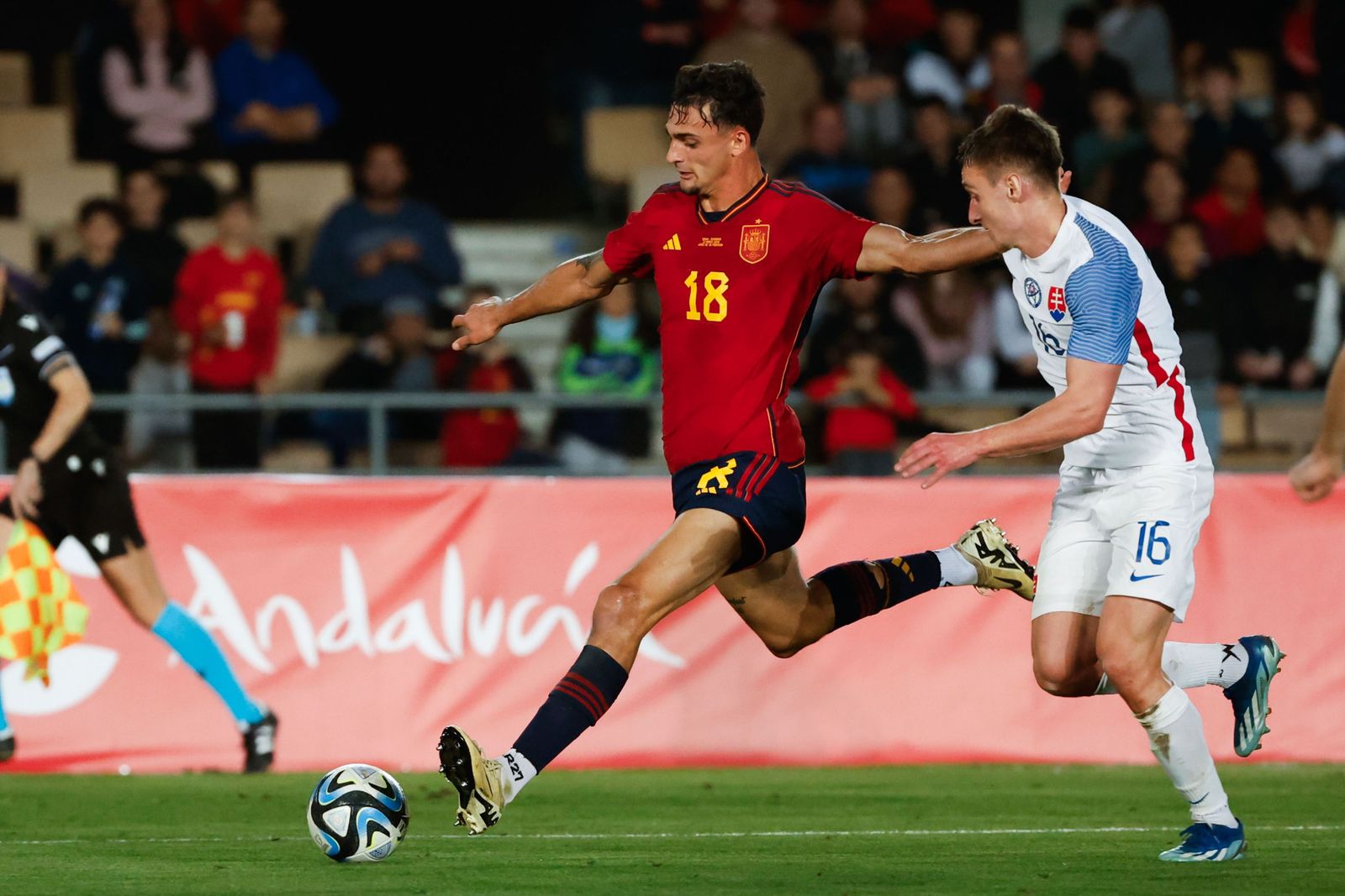 Marc Pubill prepara la pierna para poner un centro en el partido de su debut con la selección española sub-21 ante Eslovaquia.