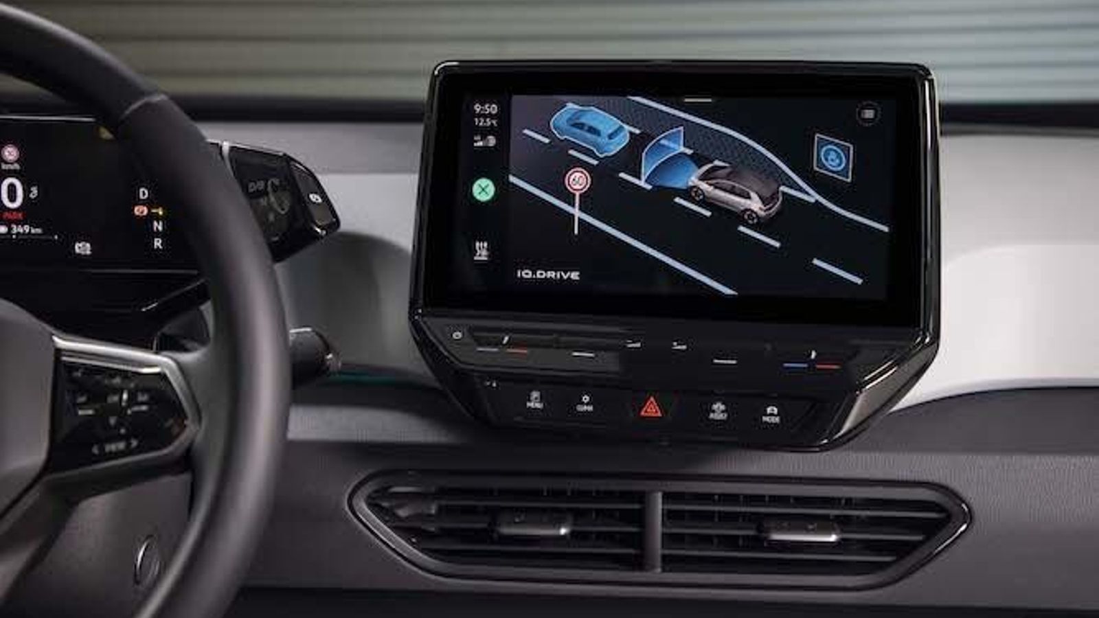 Si se lo permites, ajusta por sí mismo la velocidad a los límites y retiene si te acercas demasiado al coche de delante.