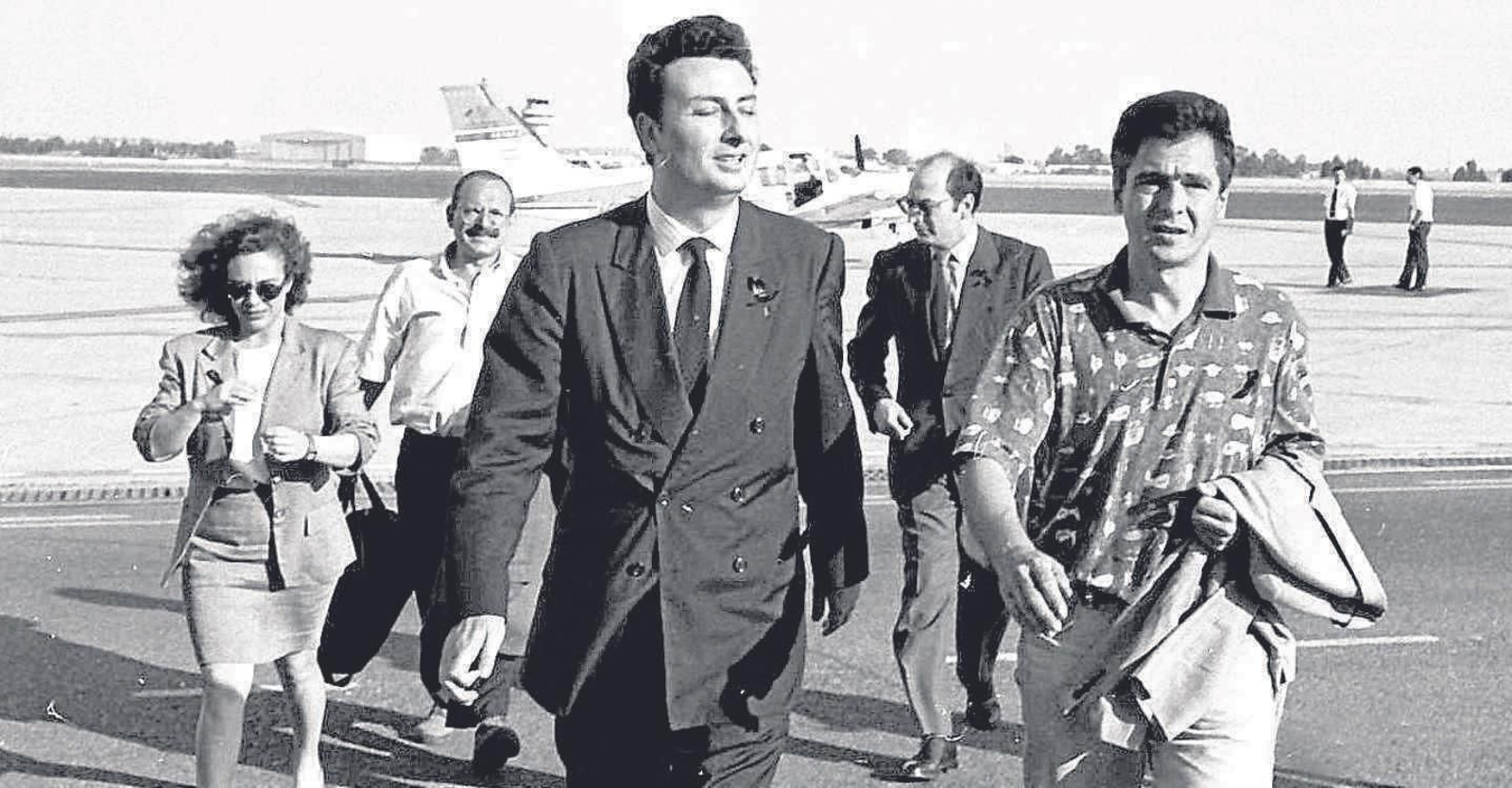 El destino hizo que fuera Alberto Jiménez-Becerril el que recibiera en el aeropuerto de Sevilla a Carlos Totorika, alcalde de Ermua, el 27 de julio de 1997, dos semanas después del asesinato de Miguel Ángel Blanco. Seis meses y medio después, el 30 de enero de 1998, ETA asesinó a Jiménez-Becerril, portavoz del PP en el Ayuntamiento de Sevilla, y a su esposa, Ascensión García Ortiz, que en la foto de la izquierda saluda a Totorika.