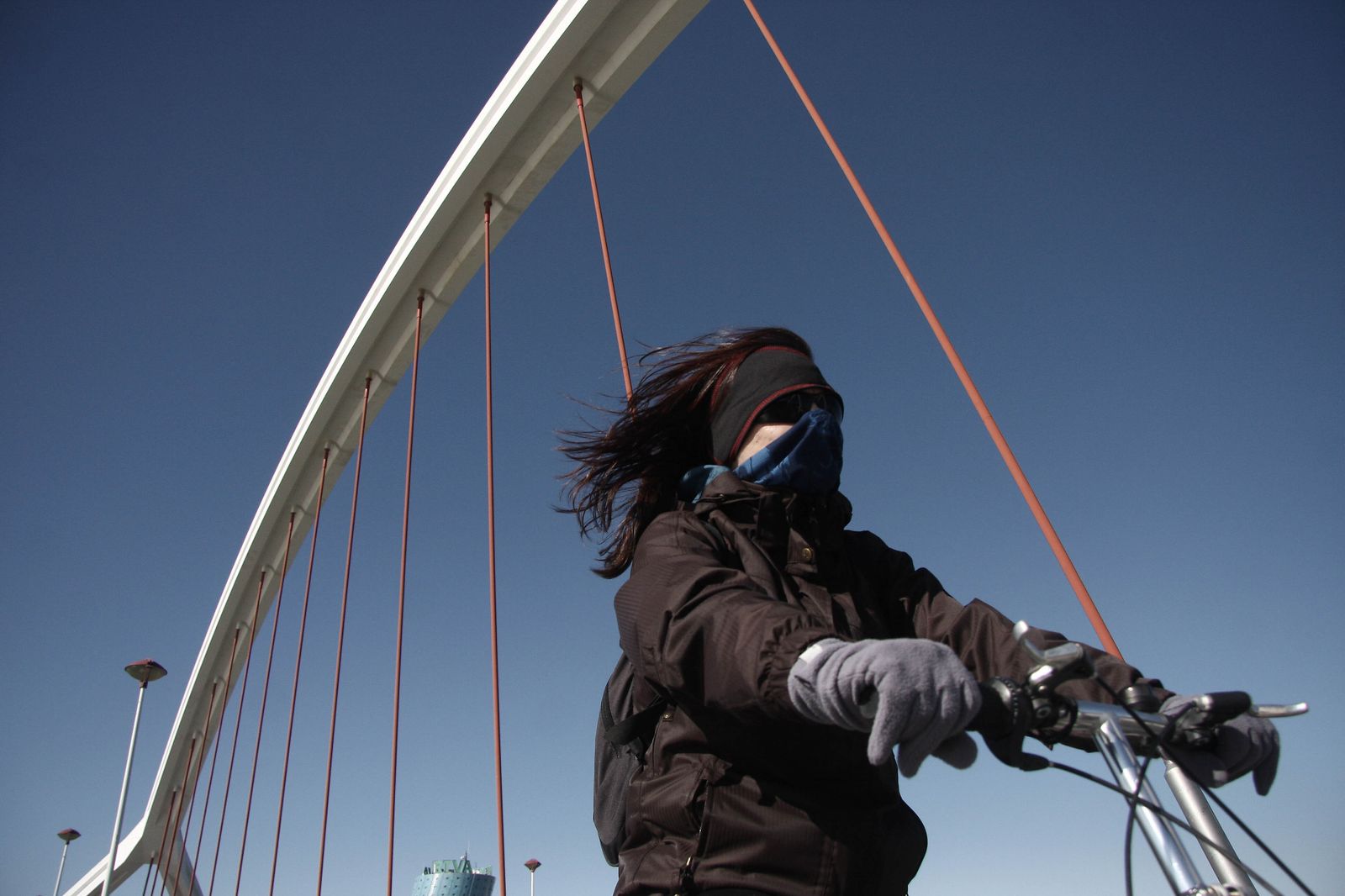 Una joven abrigada en las primeras horas de la mañana.