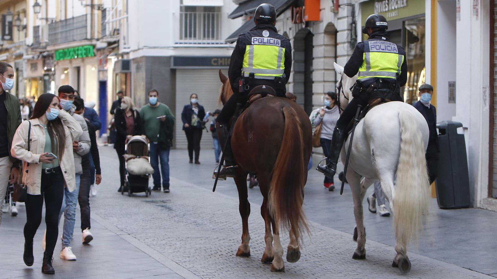 La Policía Nacional a caballo por las calles del centro de Sevilla.