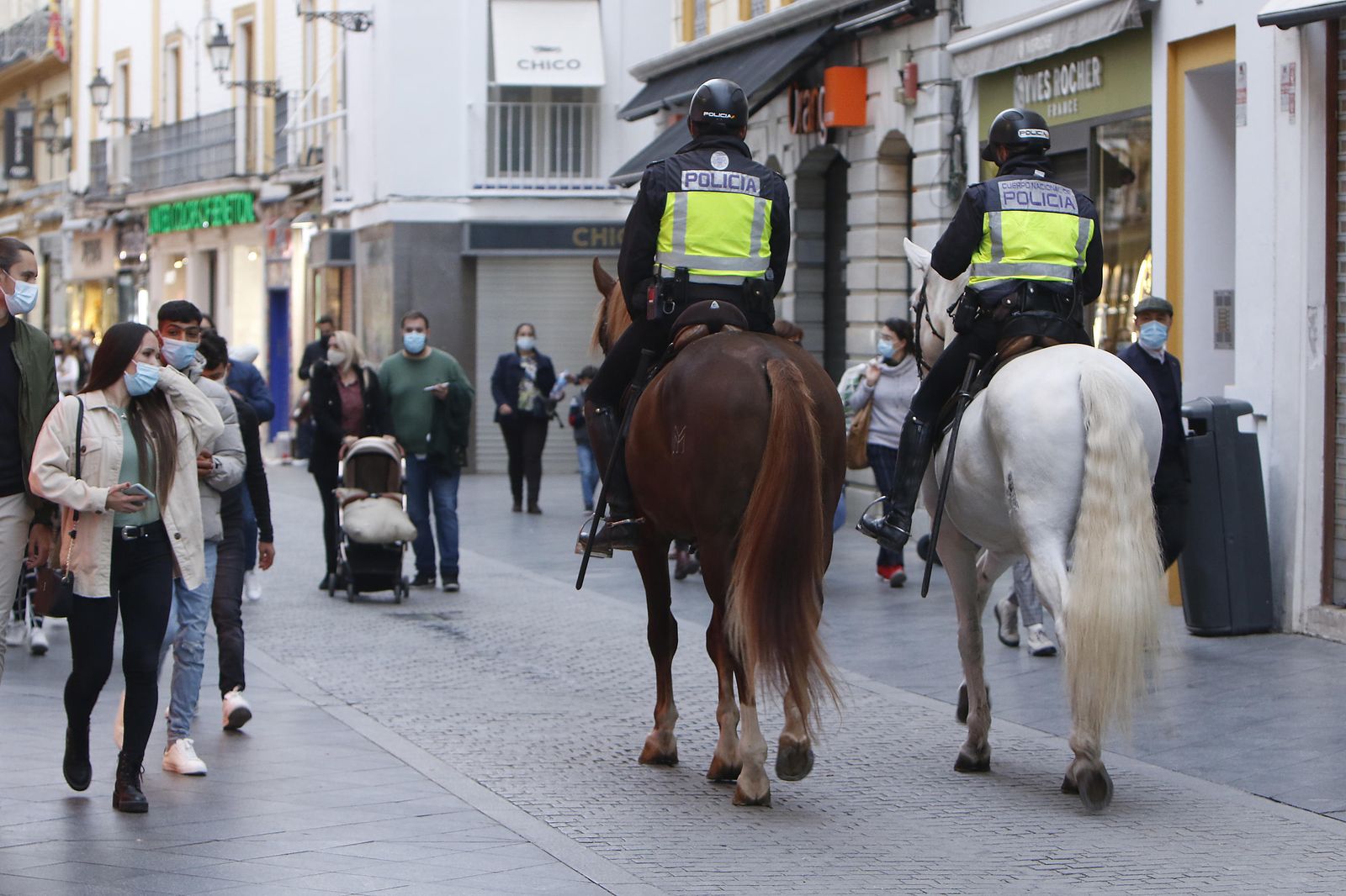 La Policía Nacional a caballo por las calles del centro de Sevilla.