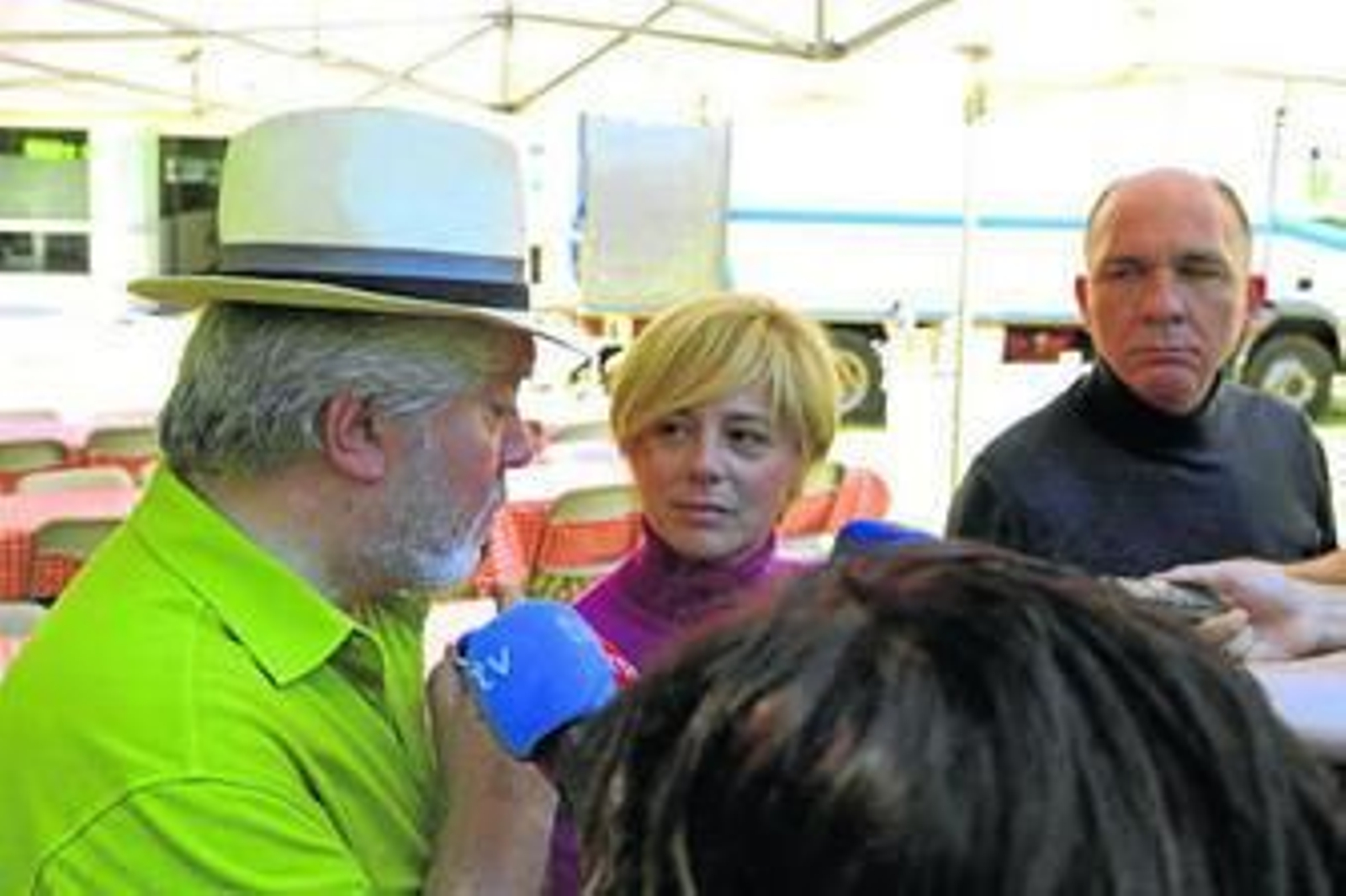 Almodóvar, junto a la actriz Emma Suárez y Darío Grandinetti.