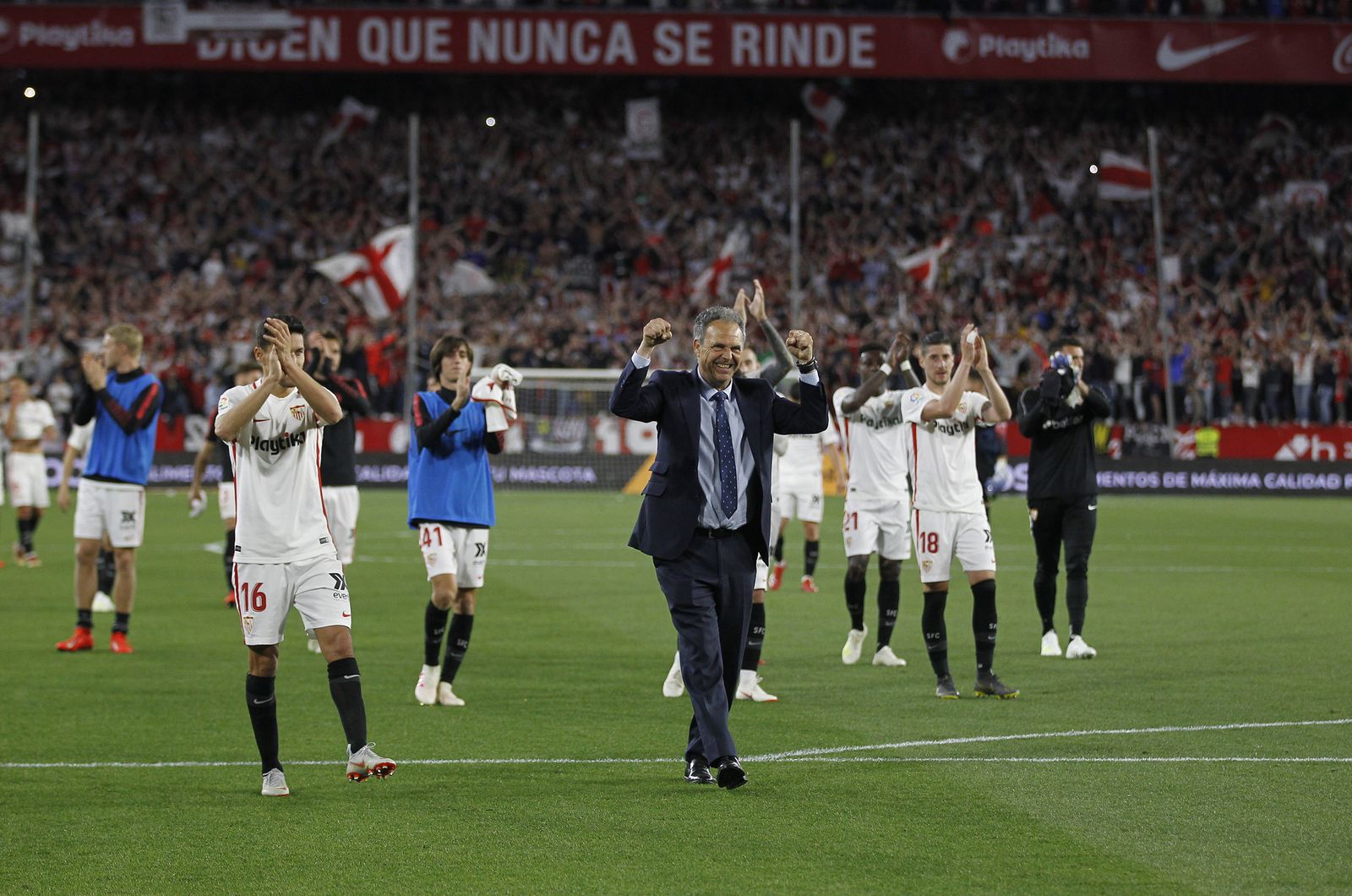 Joaquín Caparrós y la plantilla sevillista celebra una victoria.