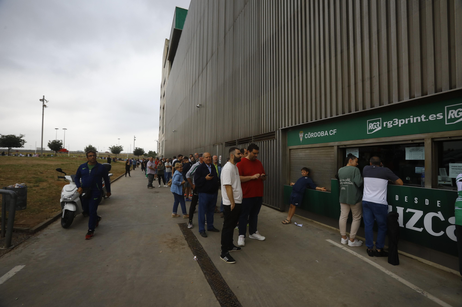 Las mejores fotos de las colas de El Arcángel para conseguir las entradas del Córdoba CF - Barcelona Atlétic Las mejores fotos de las colas de El Arcángel para conseguir las entradas del Córdoba CF - Barcelona Atlétic