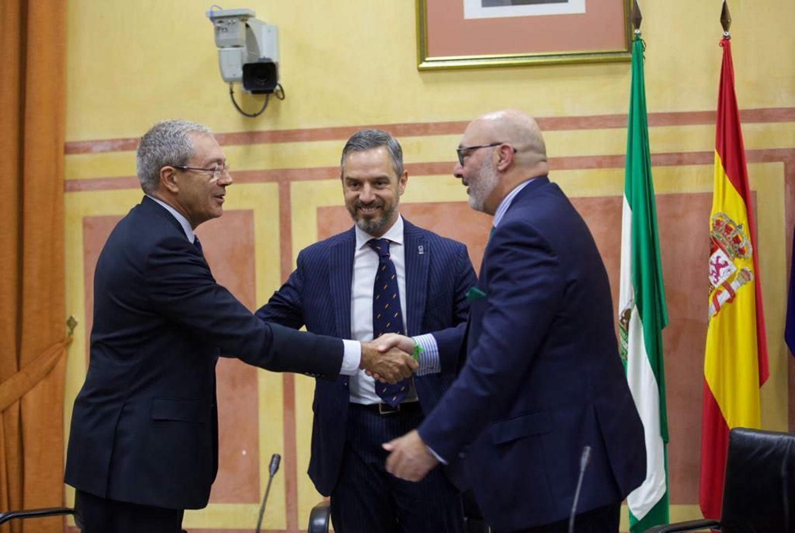 Rogelio Velasco, Juan Bravo y Alejandro Hernández se saludan después de firmar el acuerdo de Presupuestos para 2020