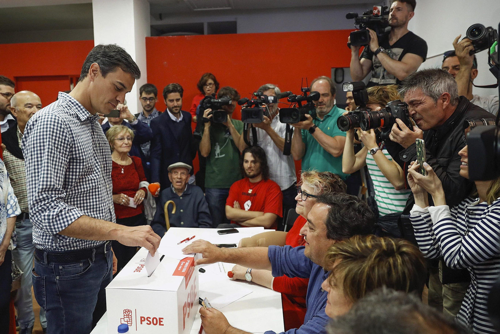 Pedro Sánchez, depositando su voto en la urna.