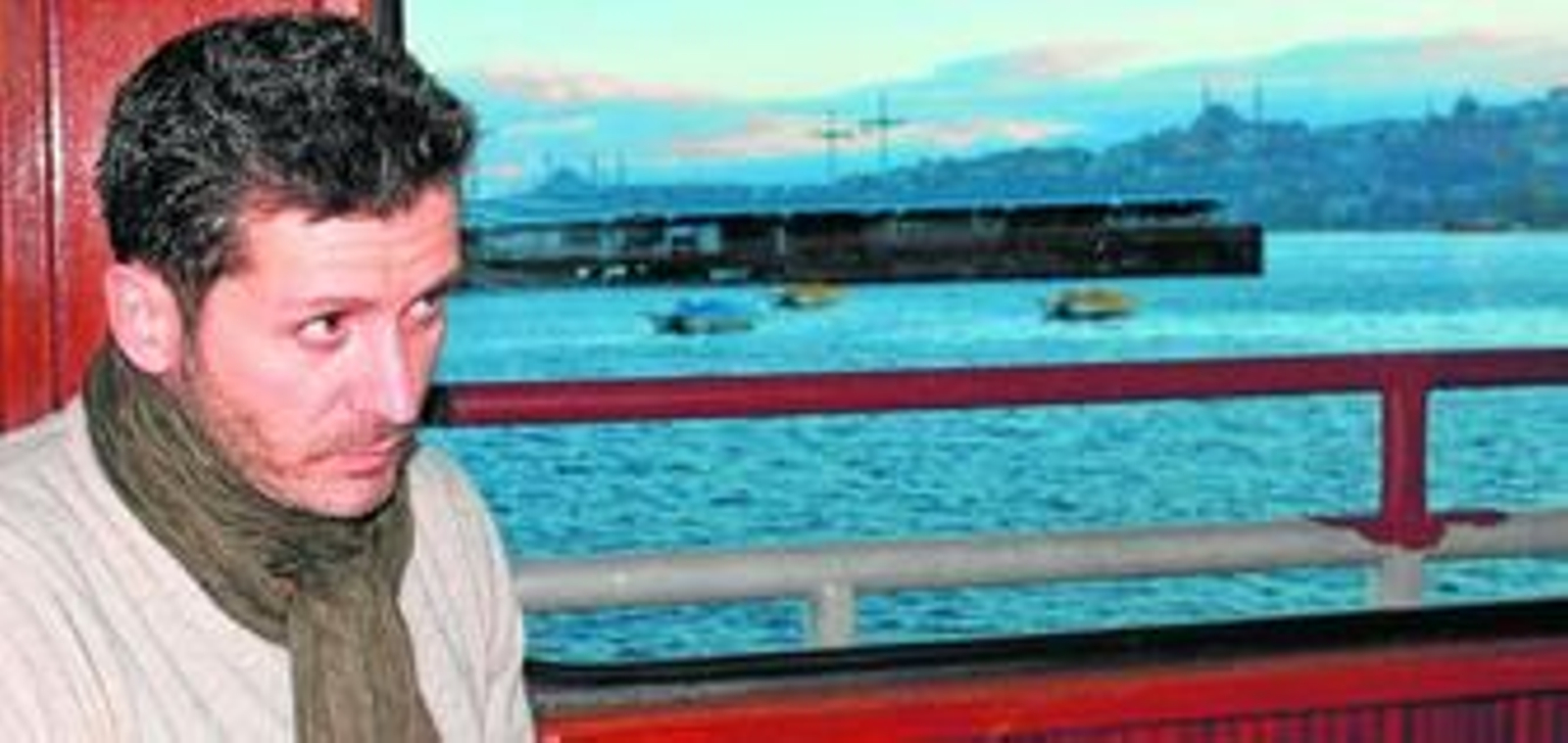 El escritor Javier González-Cotta (Sevilla, 1970), retratado en Estambul en un barco de líneas urbanas en el Cuerno de Oro.