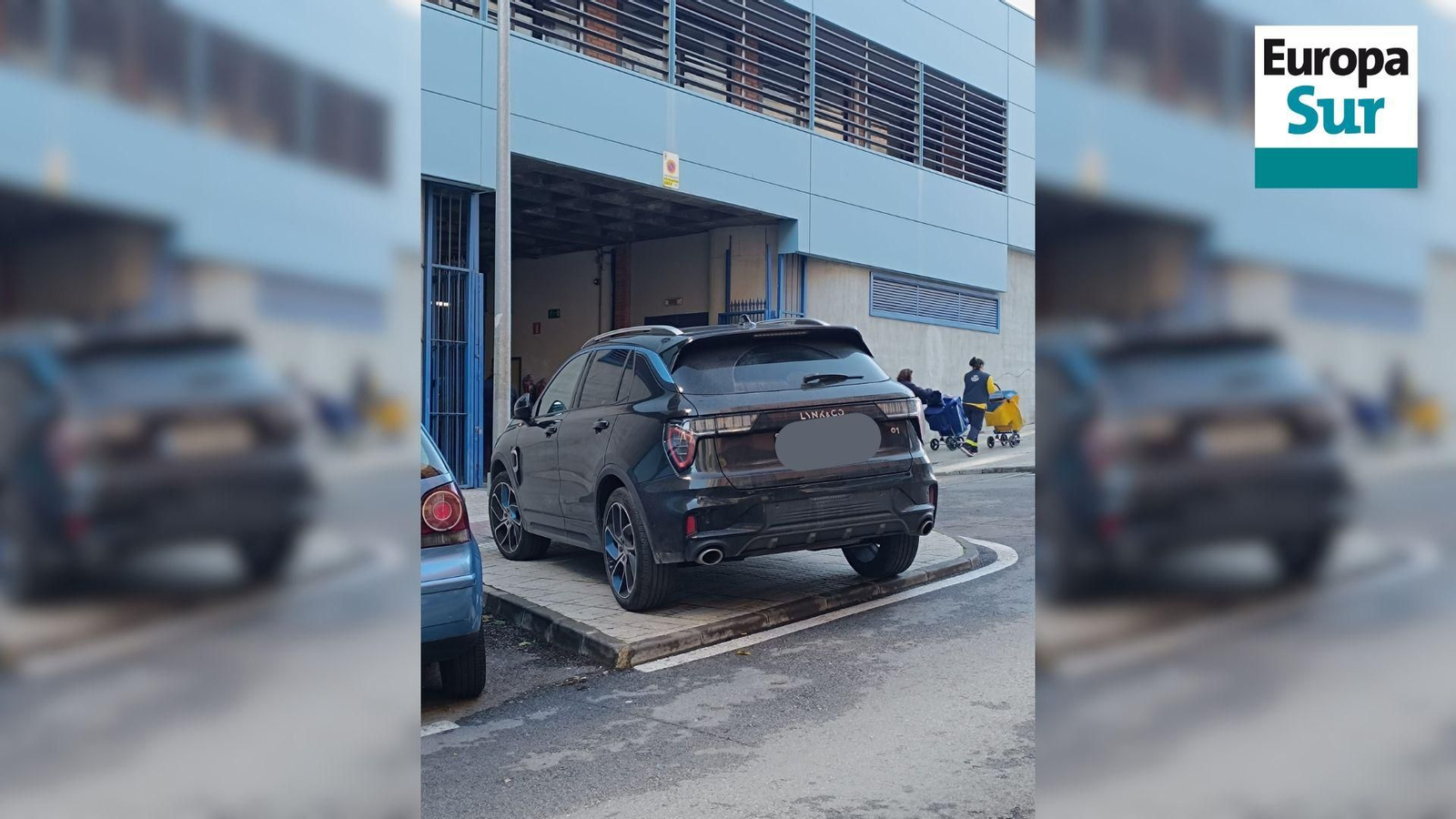 El coche de Antonio Gallardo, mal estacionado este miércoles en Algeciras.