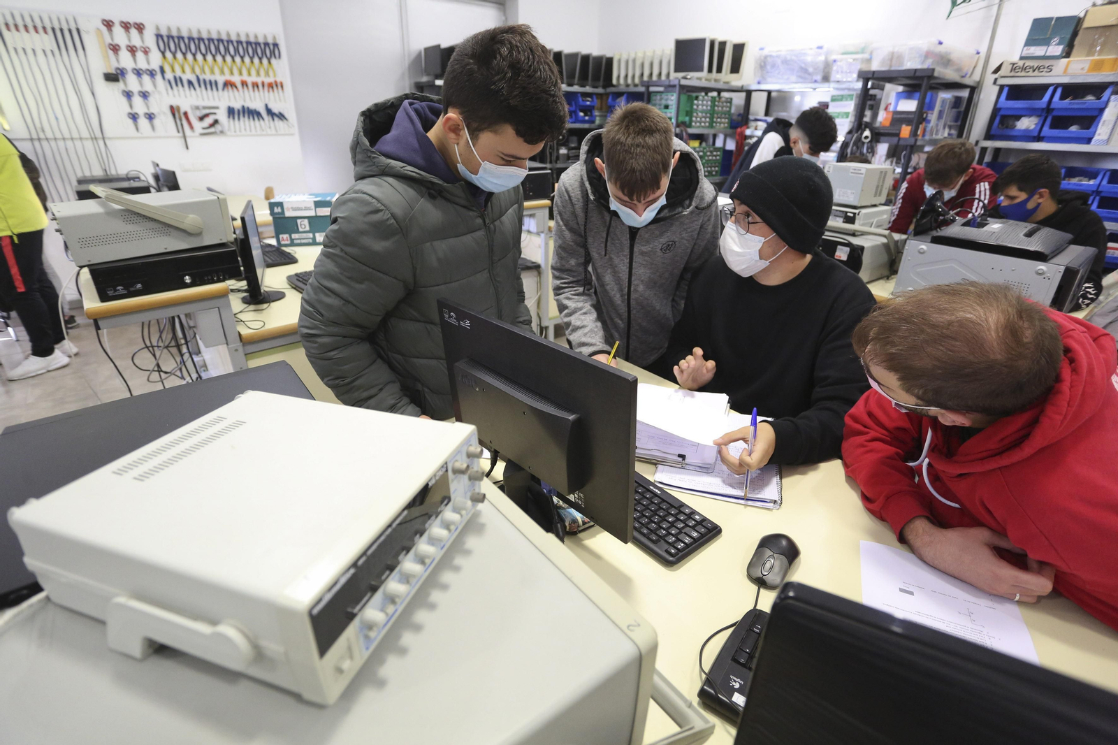 Estudiantes del IES Campanillas de Formación Profesional durante sus clases.