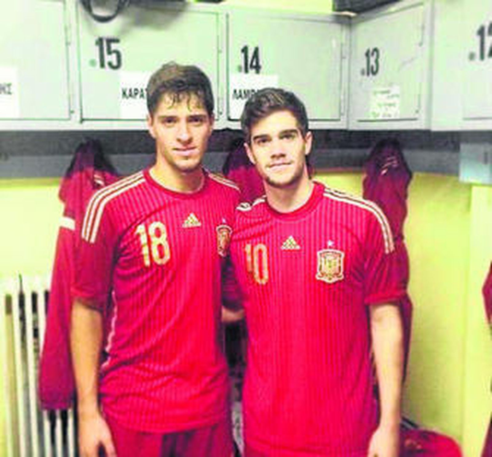 Pozo, a la derecha de la imagen, tras el partido de ayer.