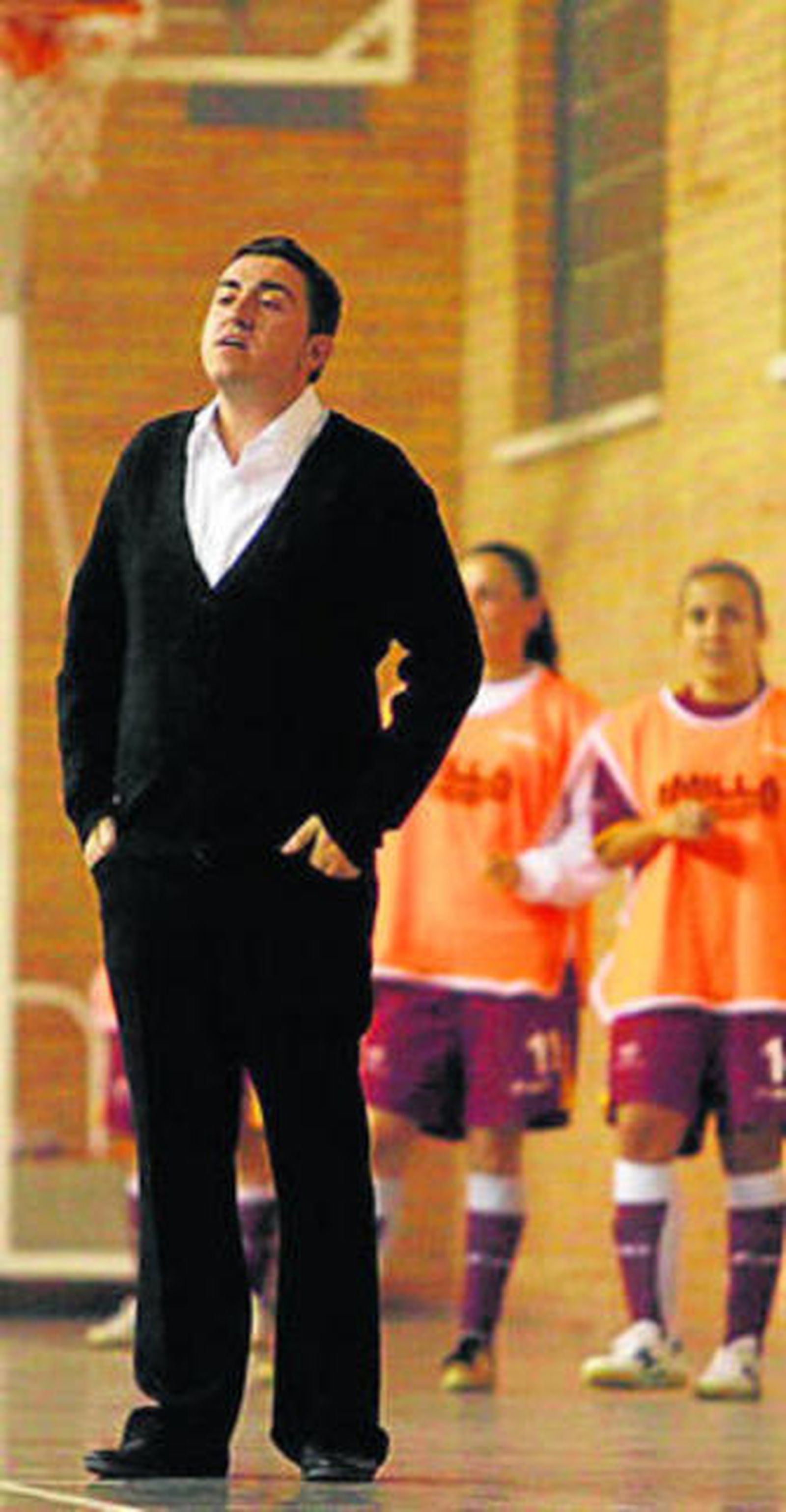 David Díaz sigue las evoluciones de sus jugadoras.