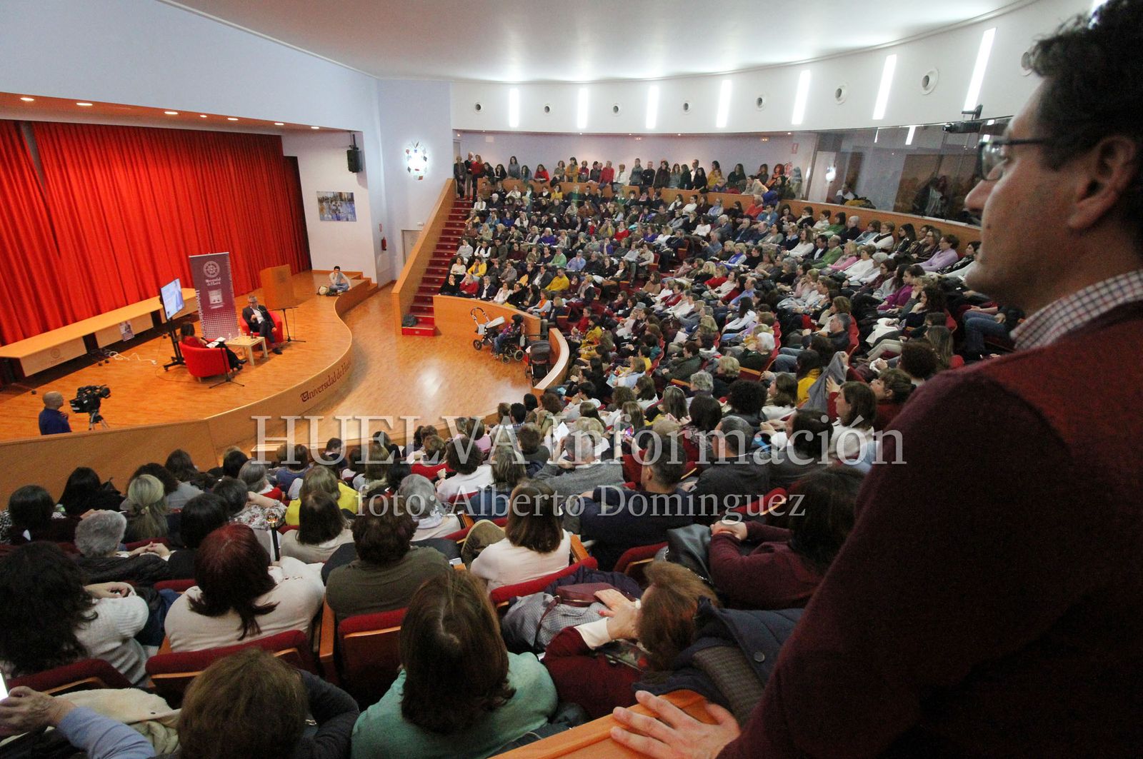 Boris Izaguirre presenta "Tiempo de Tormentas" en la Universidad de Huelva, en imágenes